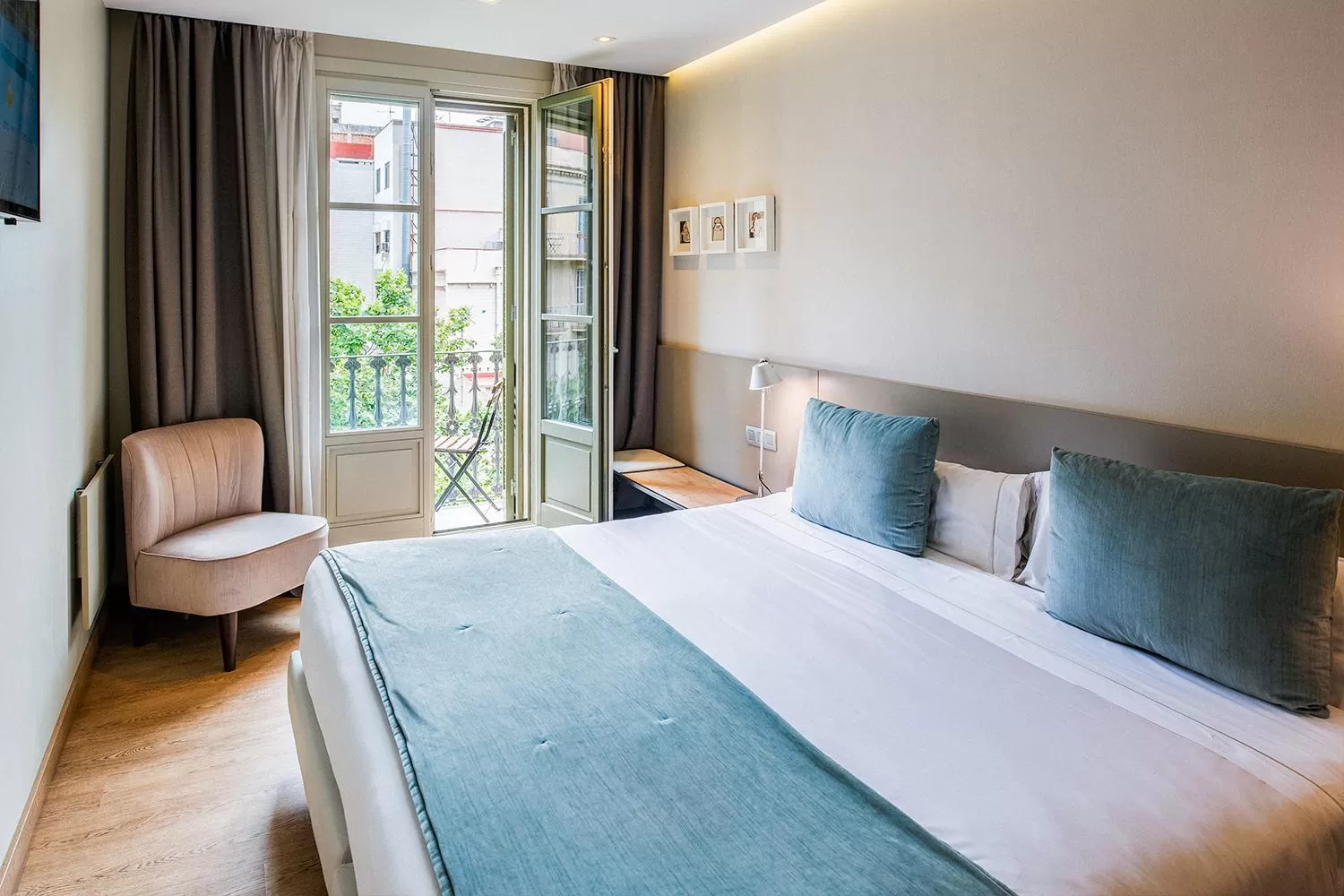 Bed in Hotel Well and Come Barcelona