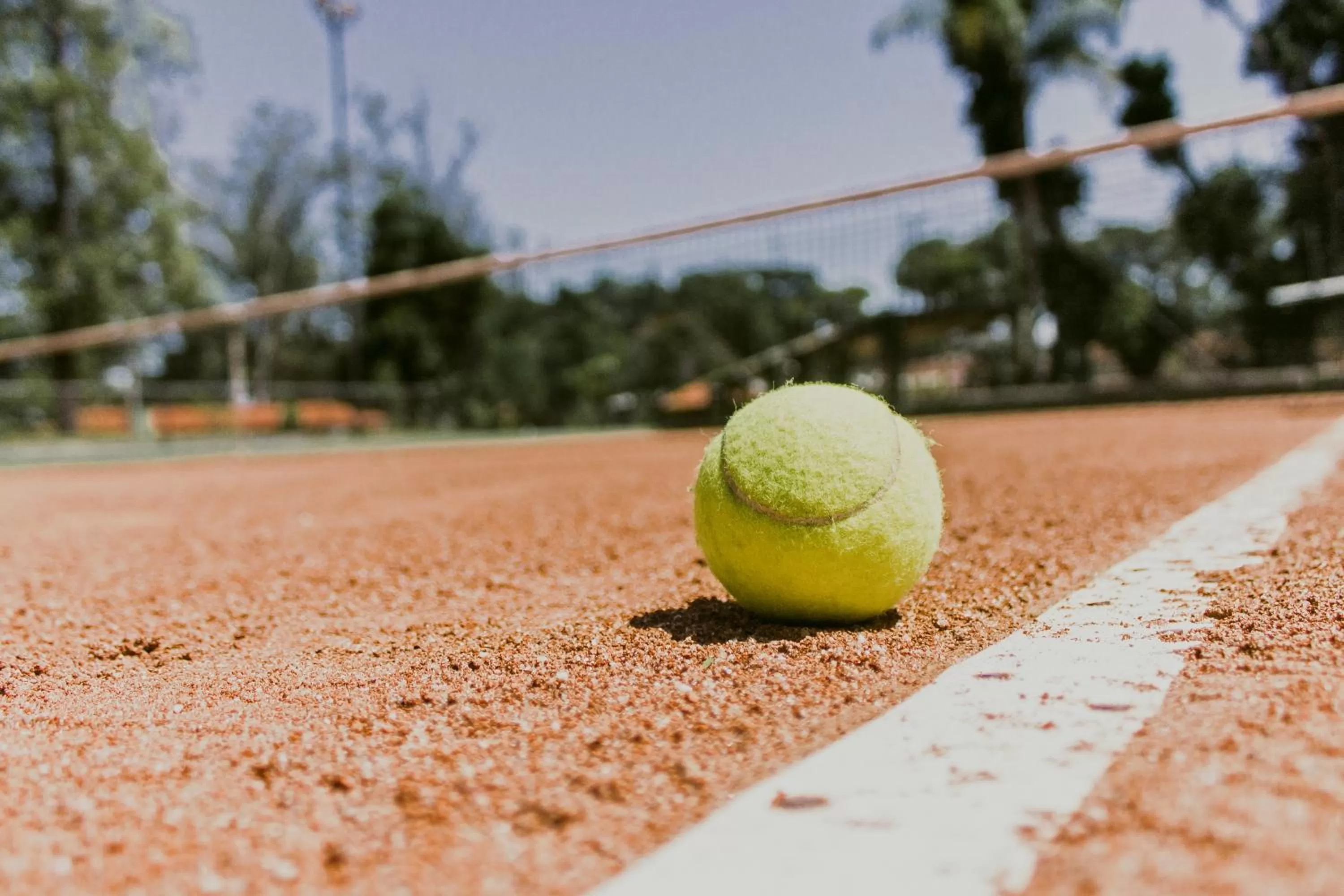 Tennis court in Hotel Resort e Golfe Clube dos 500