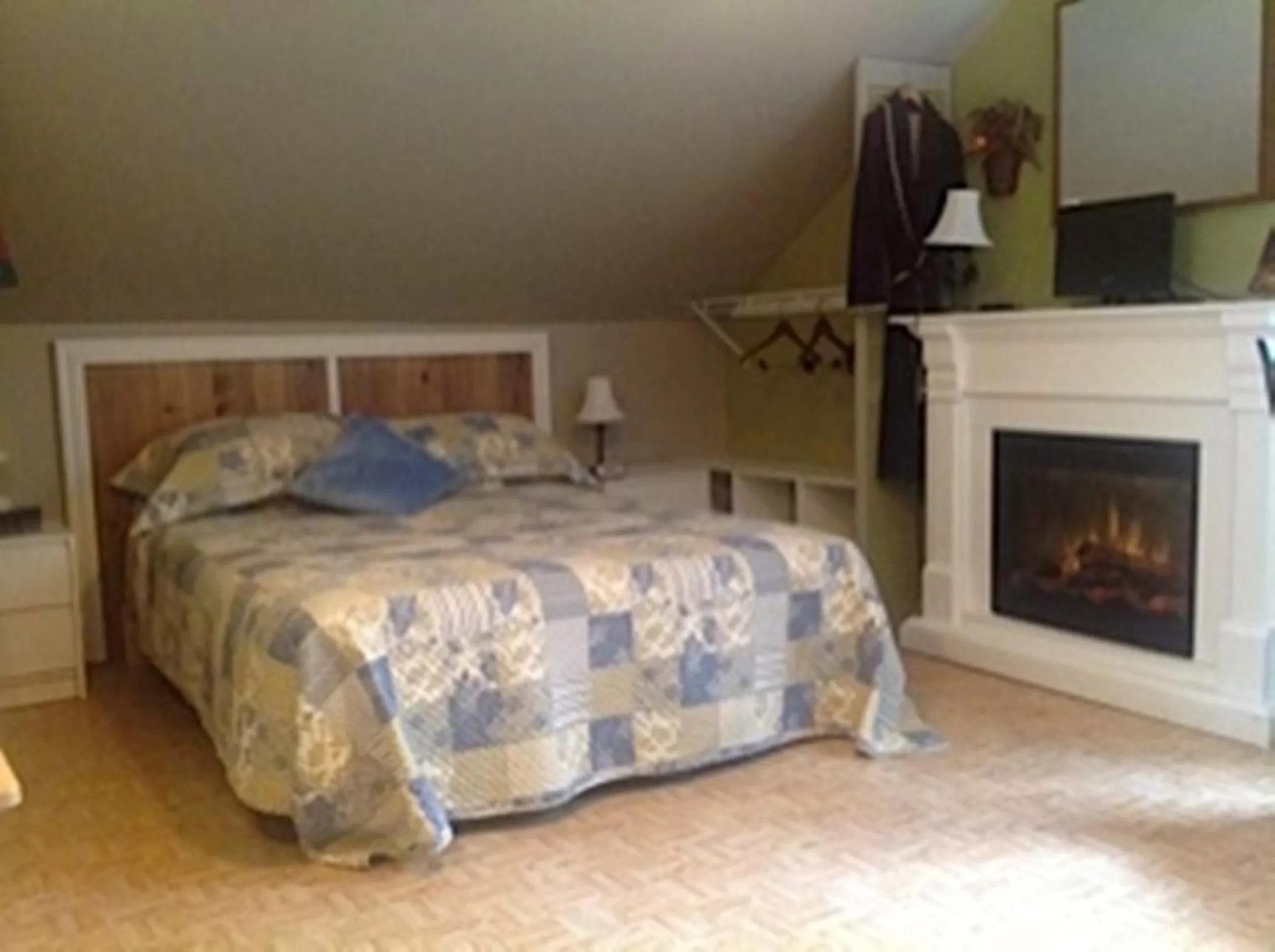 Photo of the whole room, Bed in Gîte de la Pisciculture