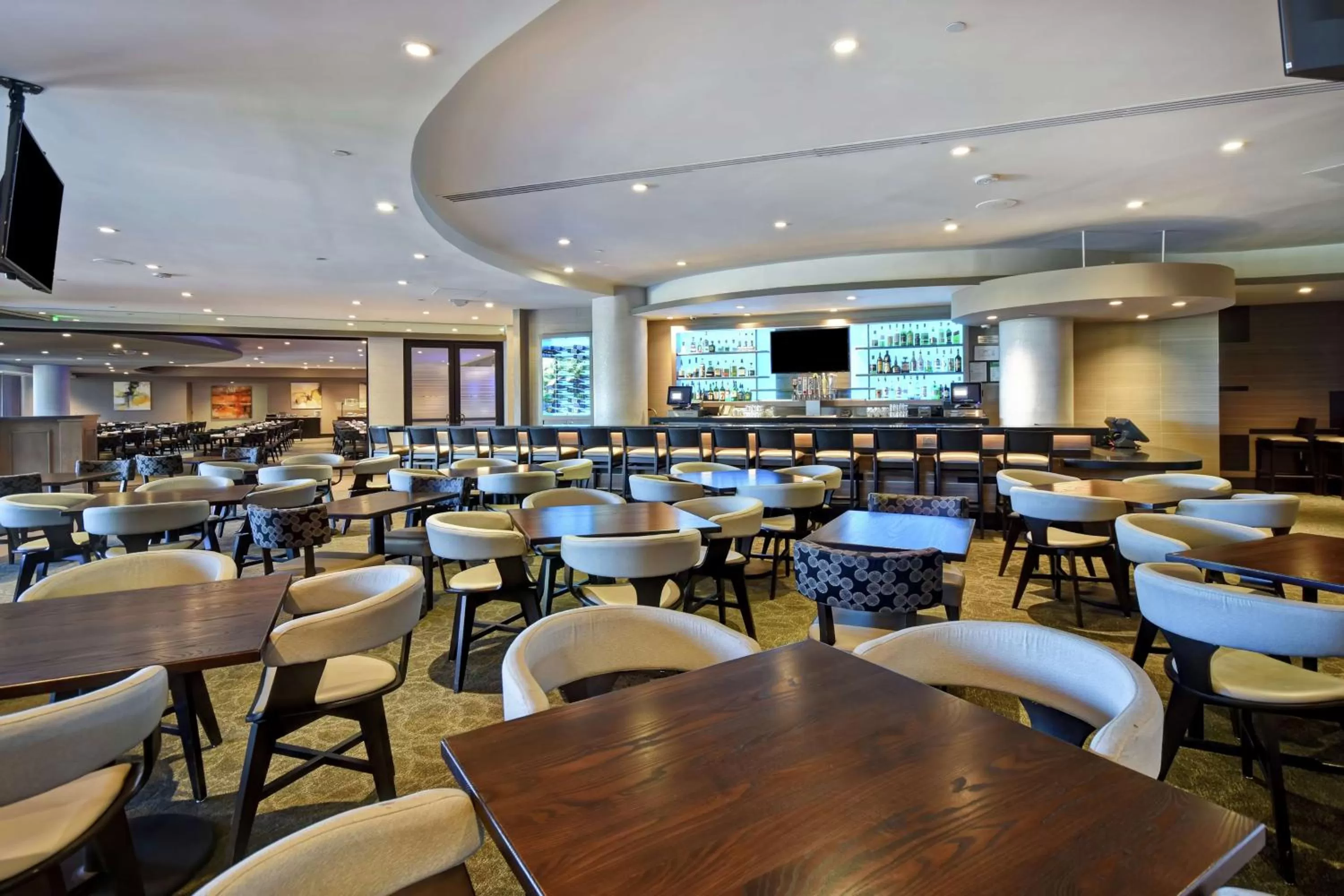 Lounge or bar in DoubleTree by Hilton Pleasanton at The Club