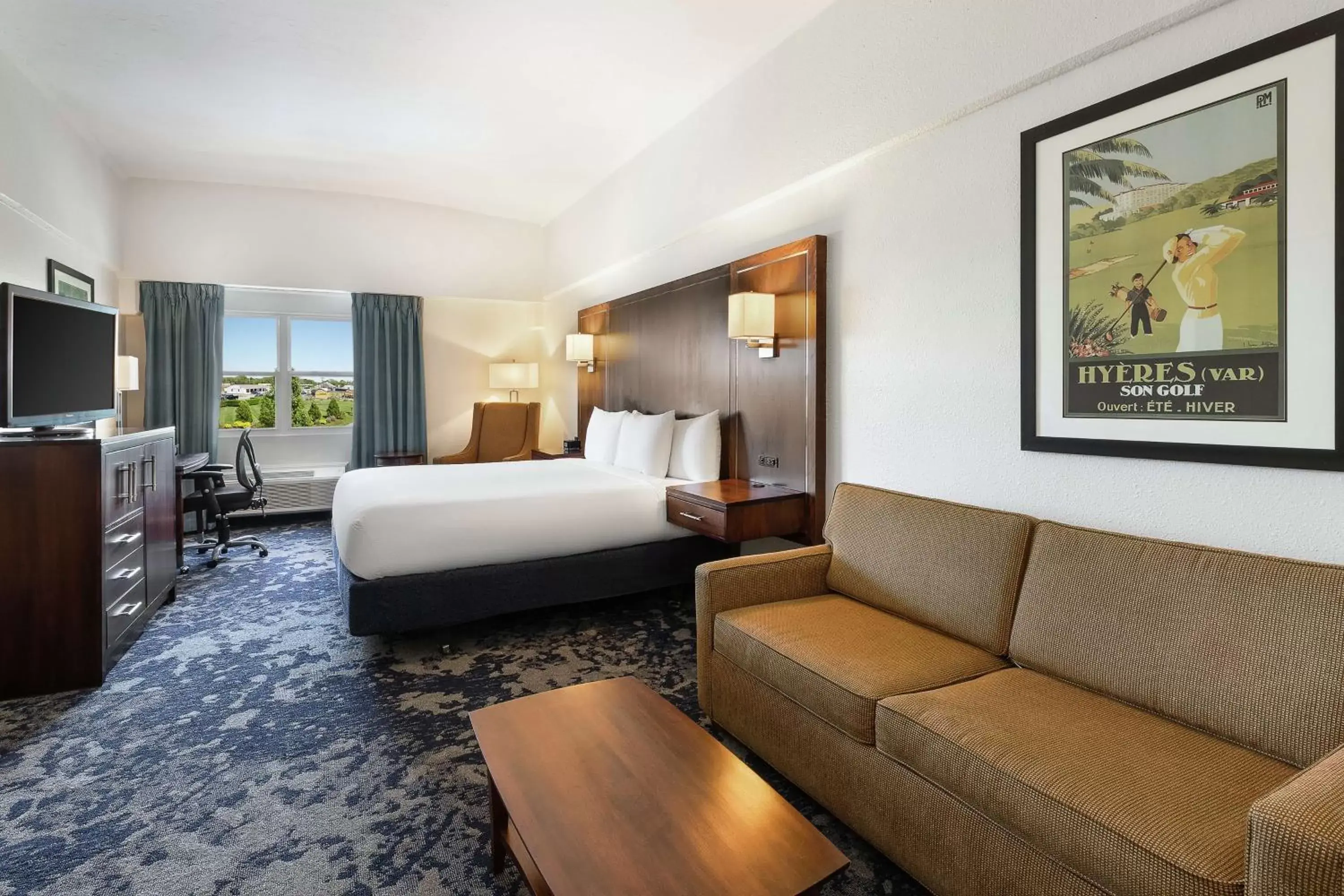 Superior King Room in DoubleTree by Hilton Cape Cod - Hyannis Superior King Room in DoubleTree by Hilton Cape Cod - Hyannis