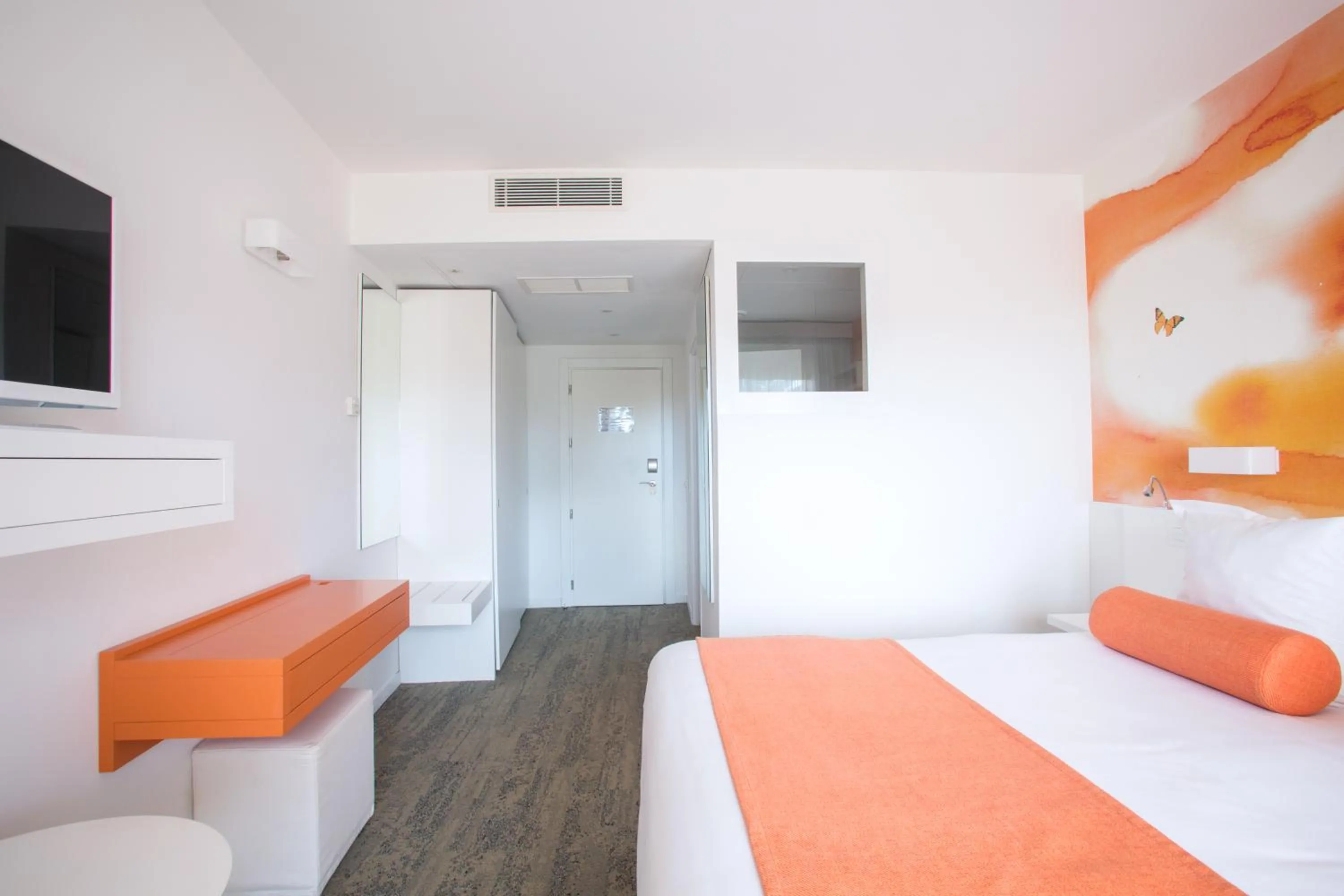 Photo of the whole room, Bed in Hotel Restaurant La Vague de Saint Paul