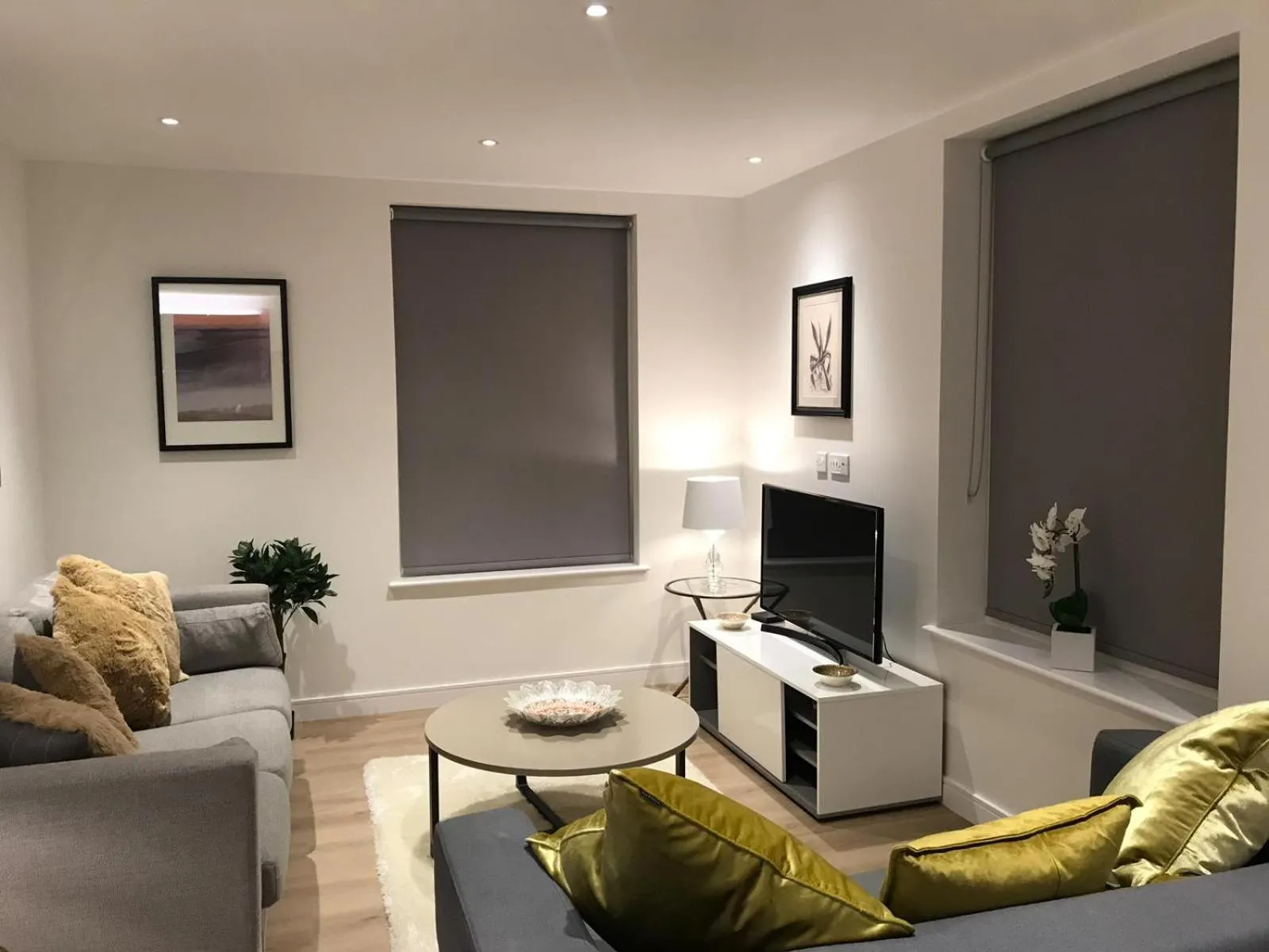 Living room, Seating Area in Kew Bridge Apartments