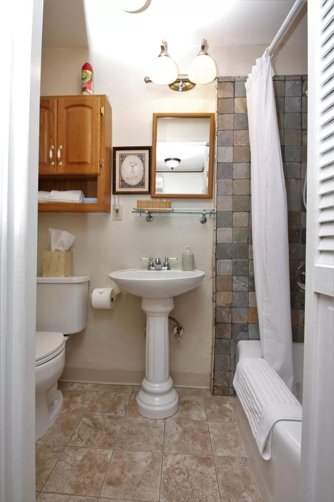 Bathroom in Bradford Place Inn (California)