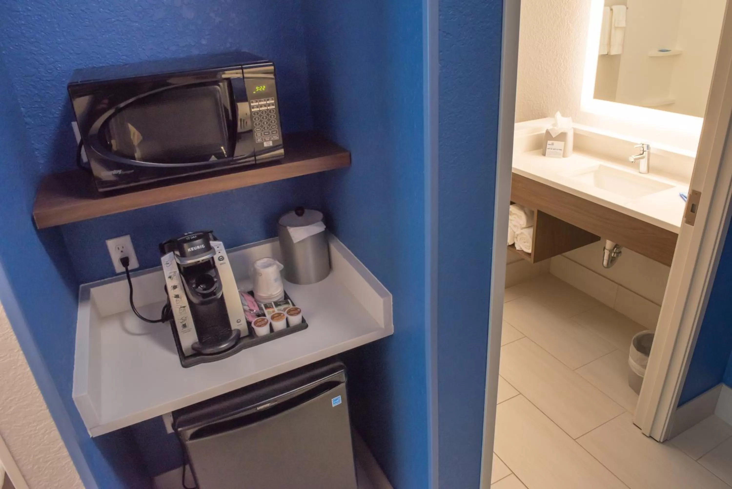 Coffee/tea facilities in Holiday Inn Express & Suites - Merrillville by IHG