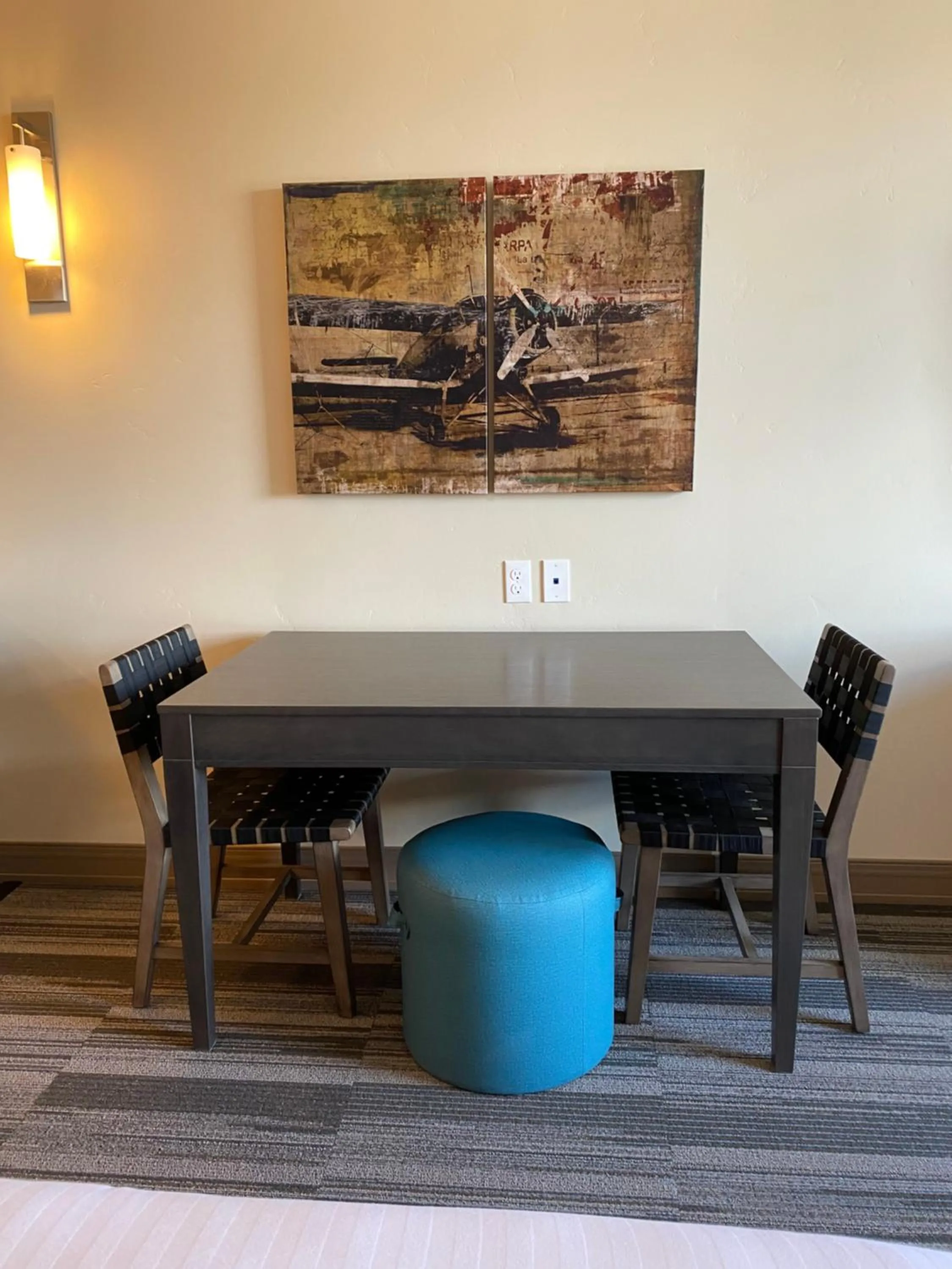Dining area in Simple Suites Boise Airport