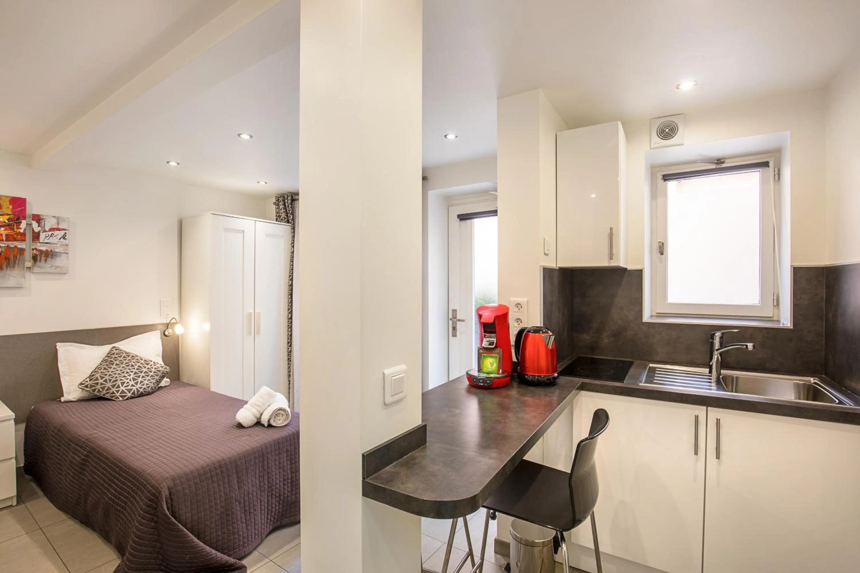 Photo of the whole room, Bed in Hotel De L'Horloge