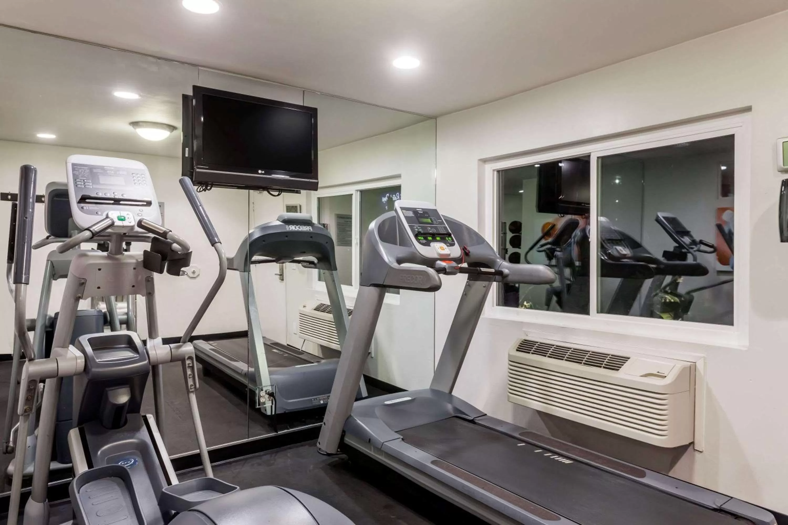 Fitness centre/facilities in Days Inn by Wyndham San Diego Hotel Circle