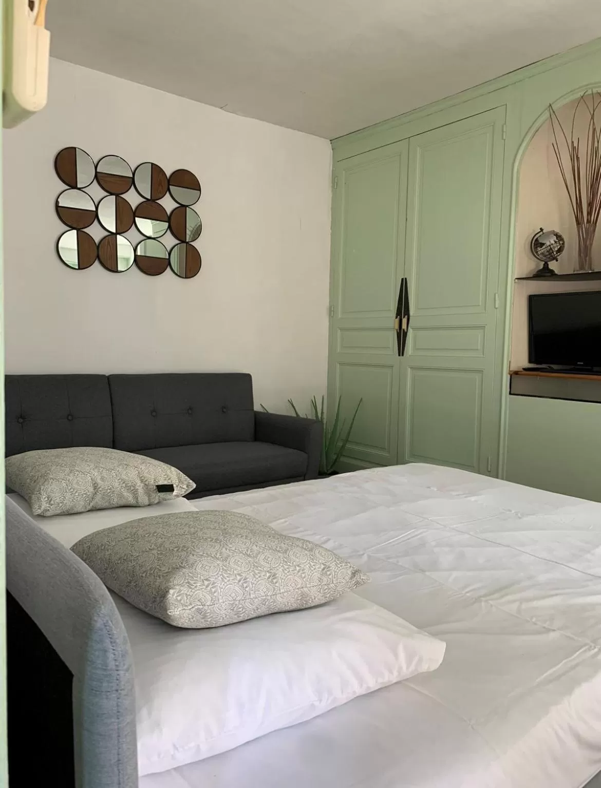 Photo of the whole room, Bed in Hôtel Le Thurot- Dijon Centre ville Gare