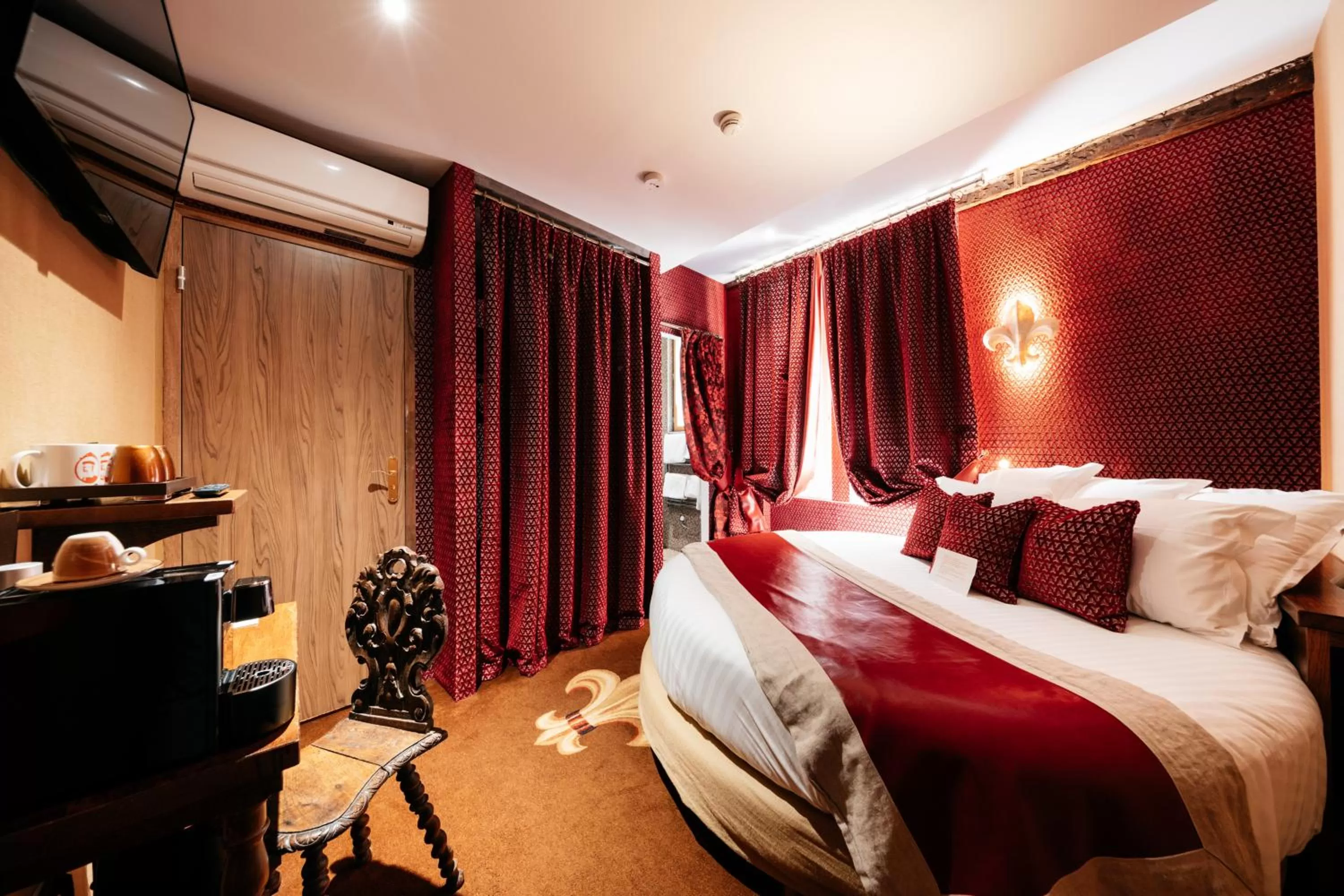 Photo of the whole room, Bed in Le Temple De Jeanne