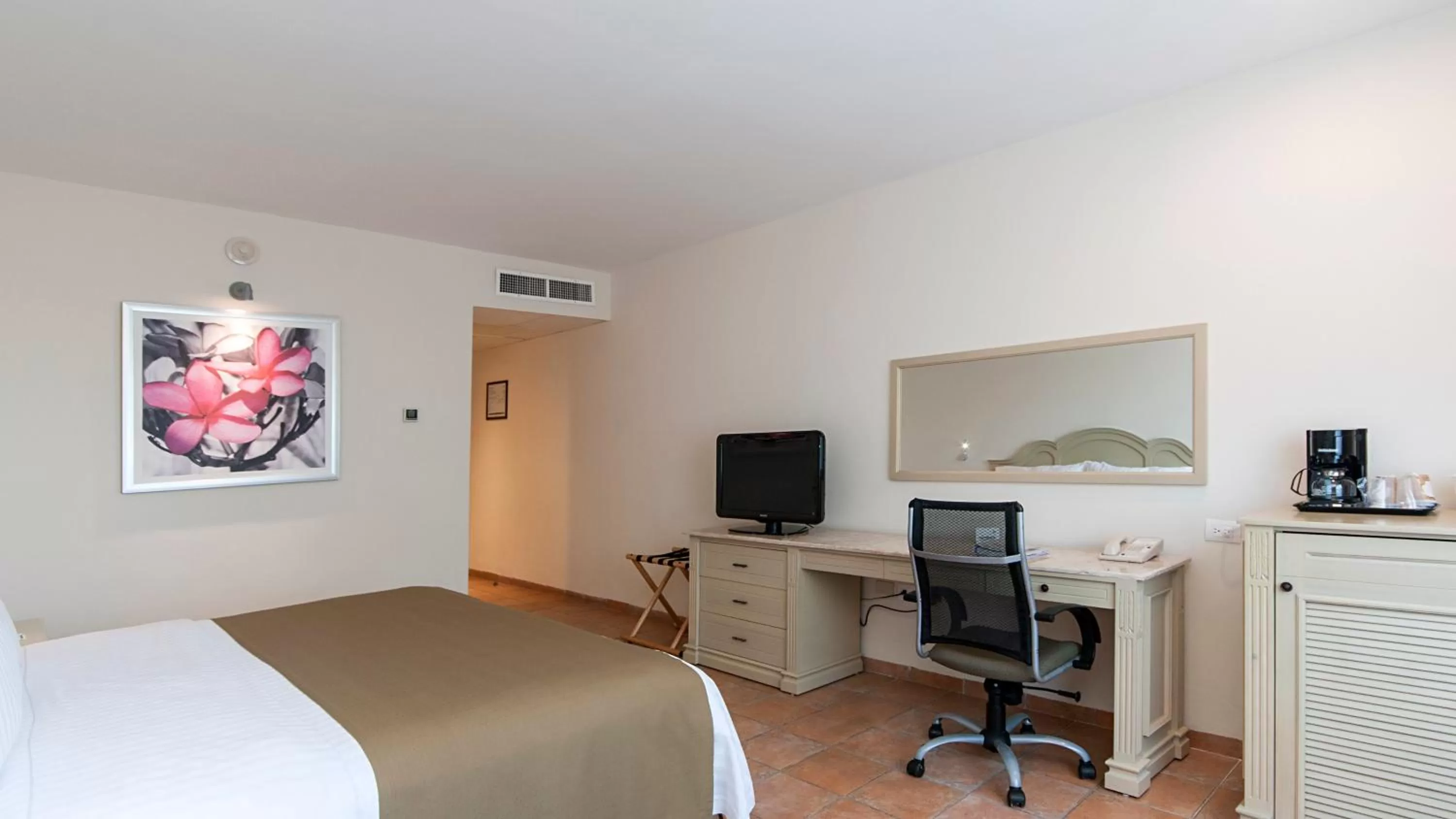 Photo of the whole room, Bed in Holiday Inn Ciudad Del Carmen by IHG