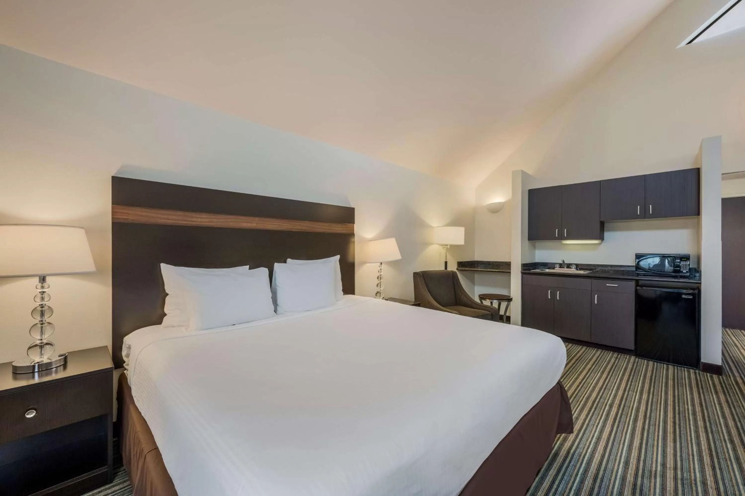 Bedroom, Bed in Best Western Alderwood