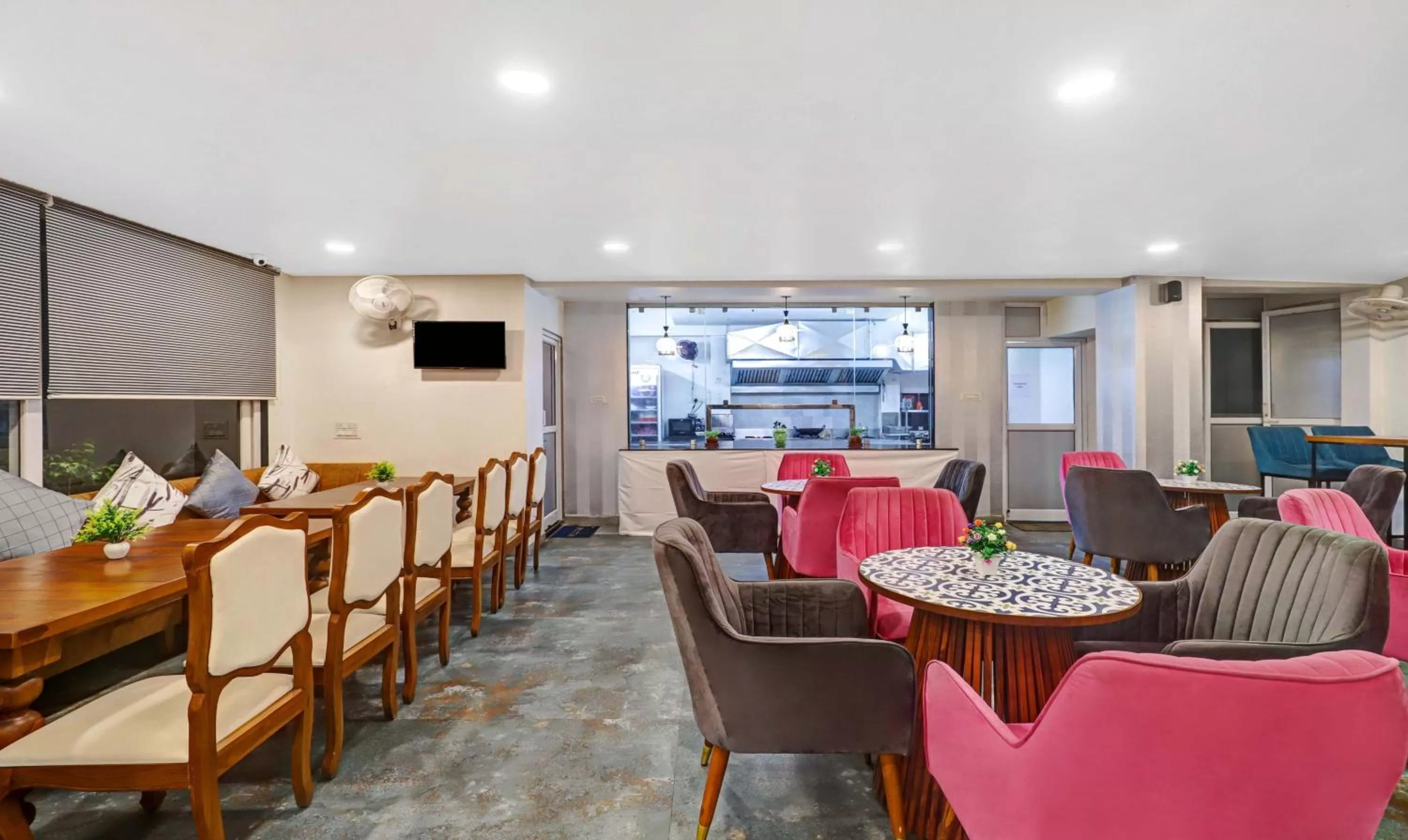 Restaurant/places to eat in Treebo Finesta Suites, Nagpur Airport