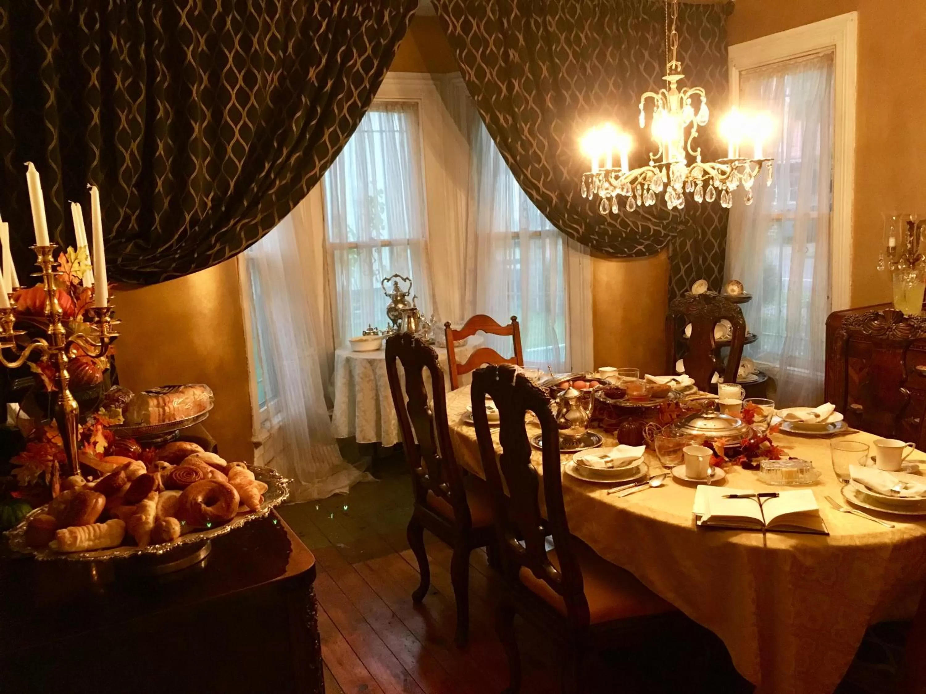 Restaurant/Places to Eat in Aaron House of Niagara Falls