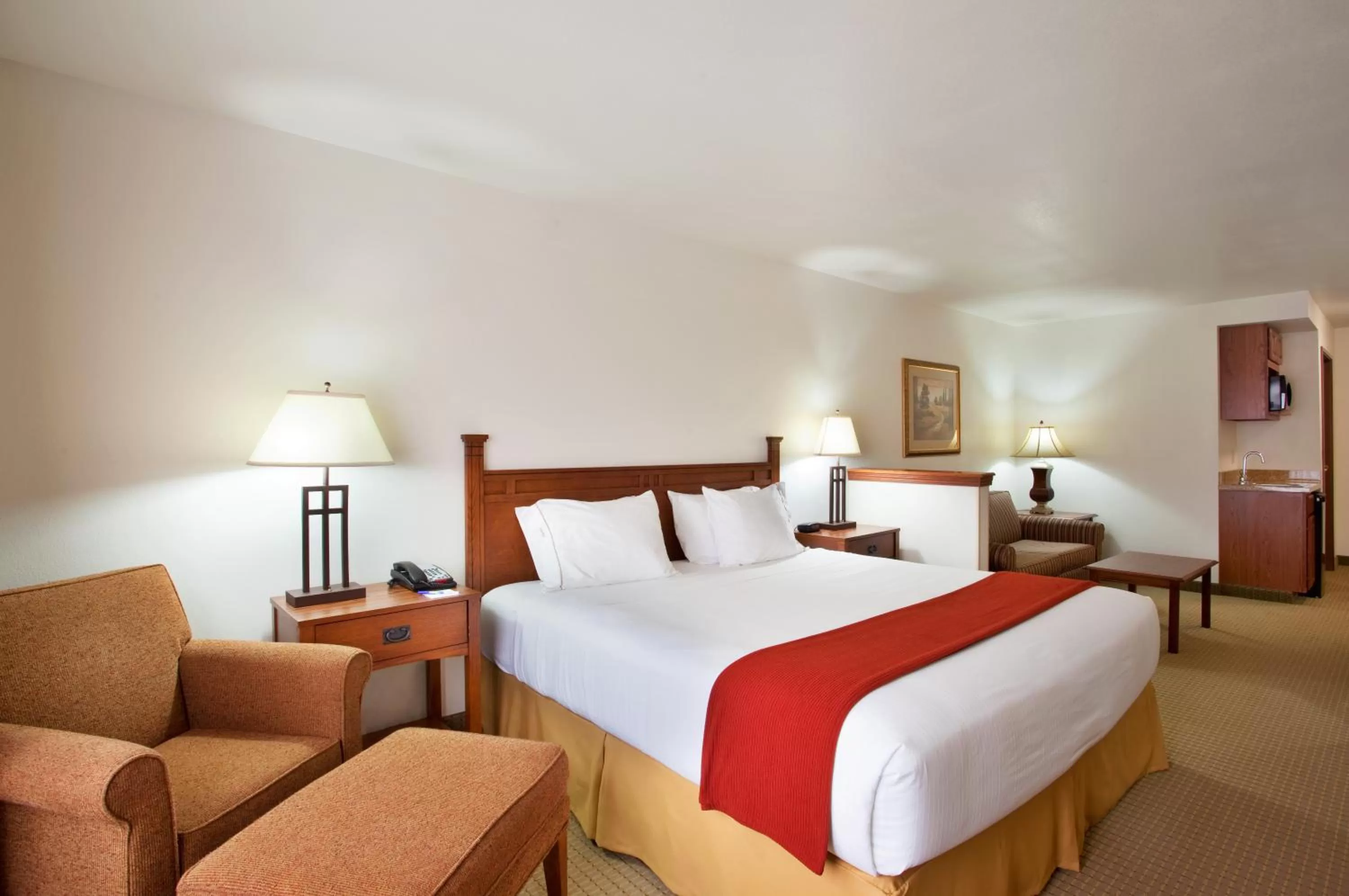 Bed in Holiday Inn Express Hotel & Suites Mattoon by IHG