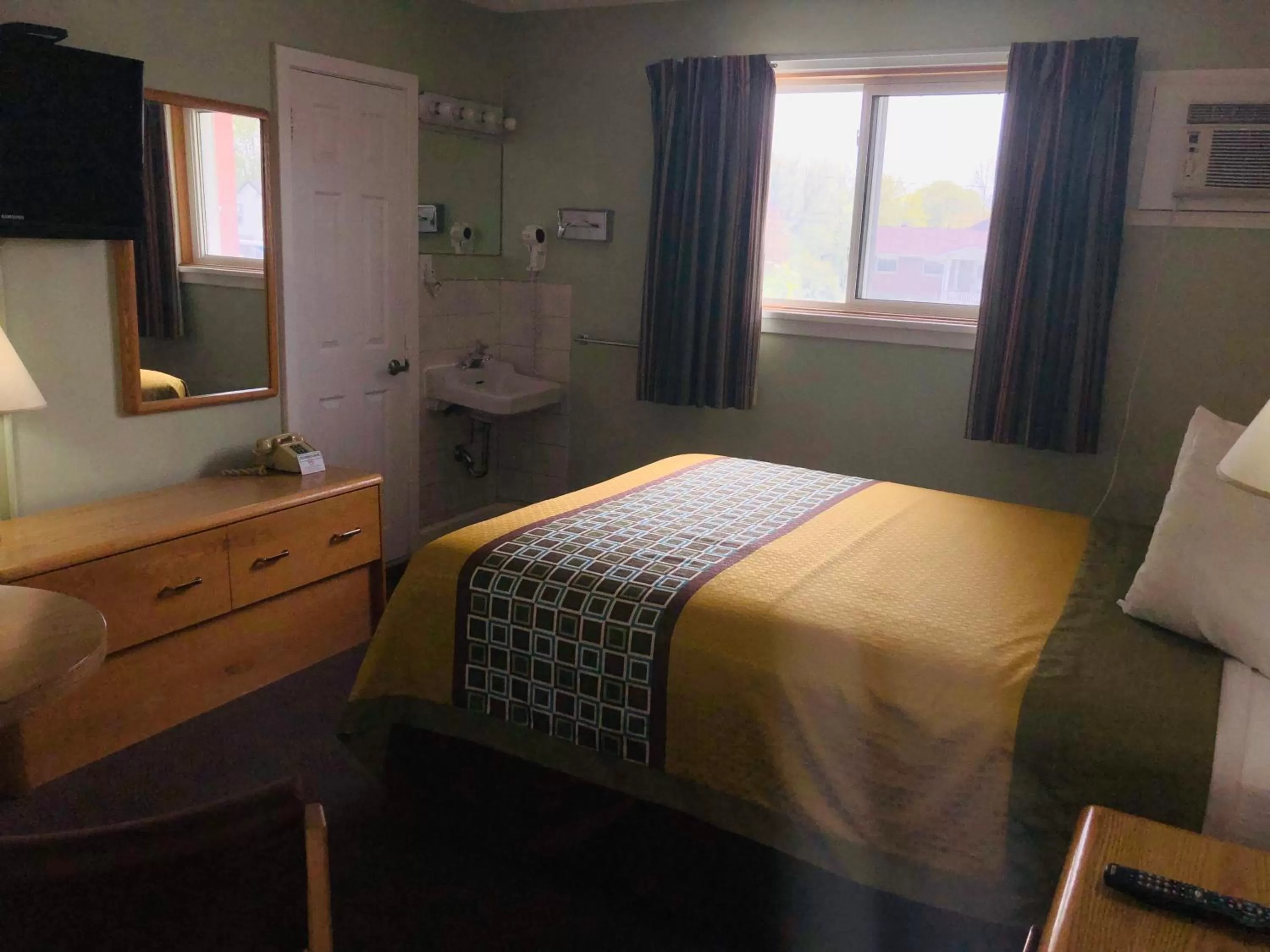 Bed in Perth Plaza Inn & Suites