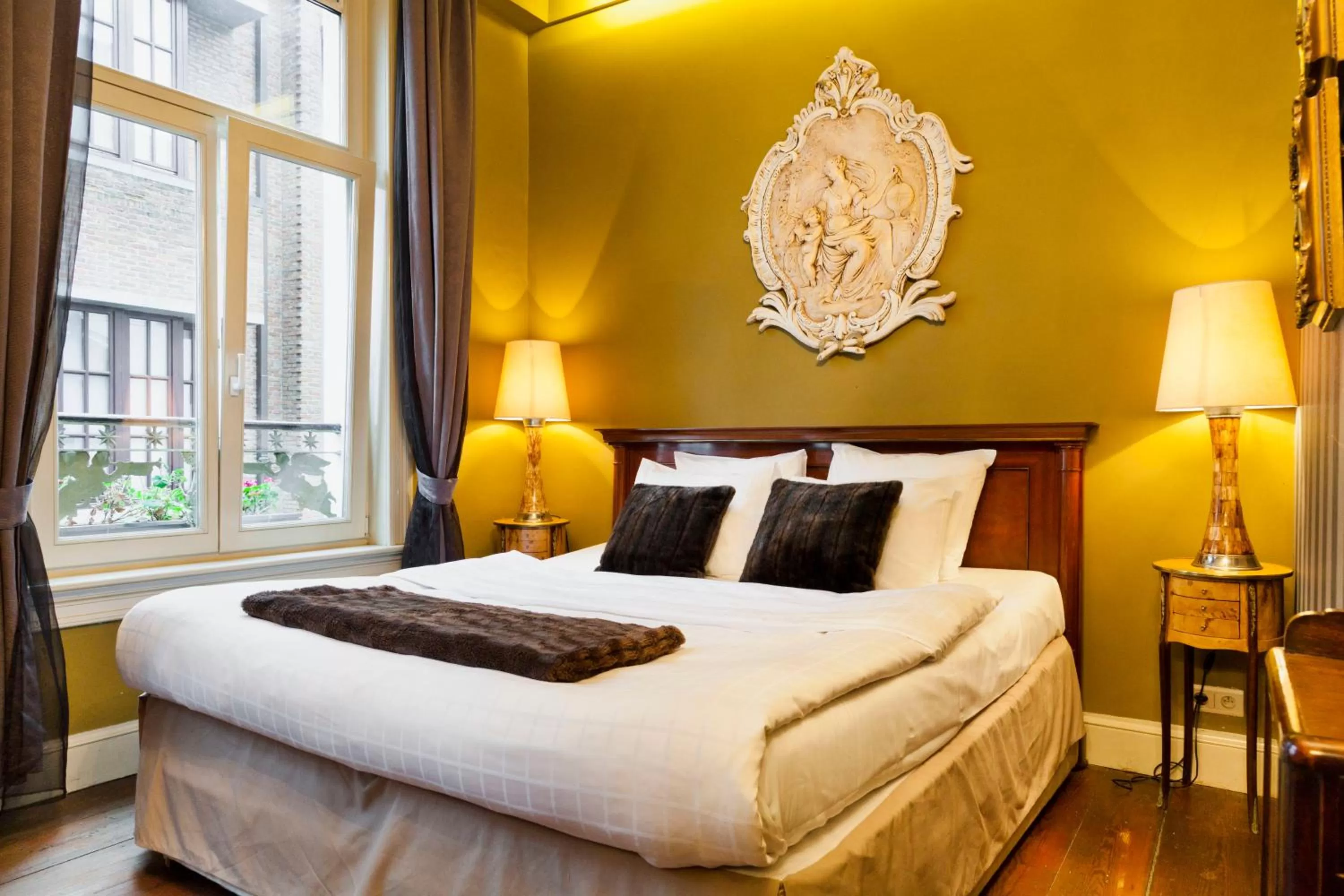 Day in Hotel Diamonds and Pearls