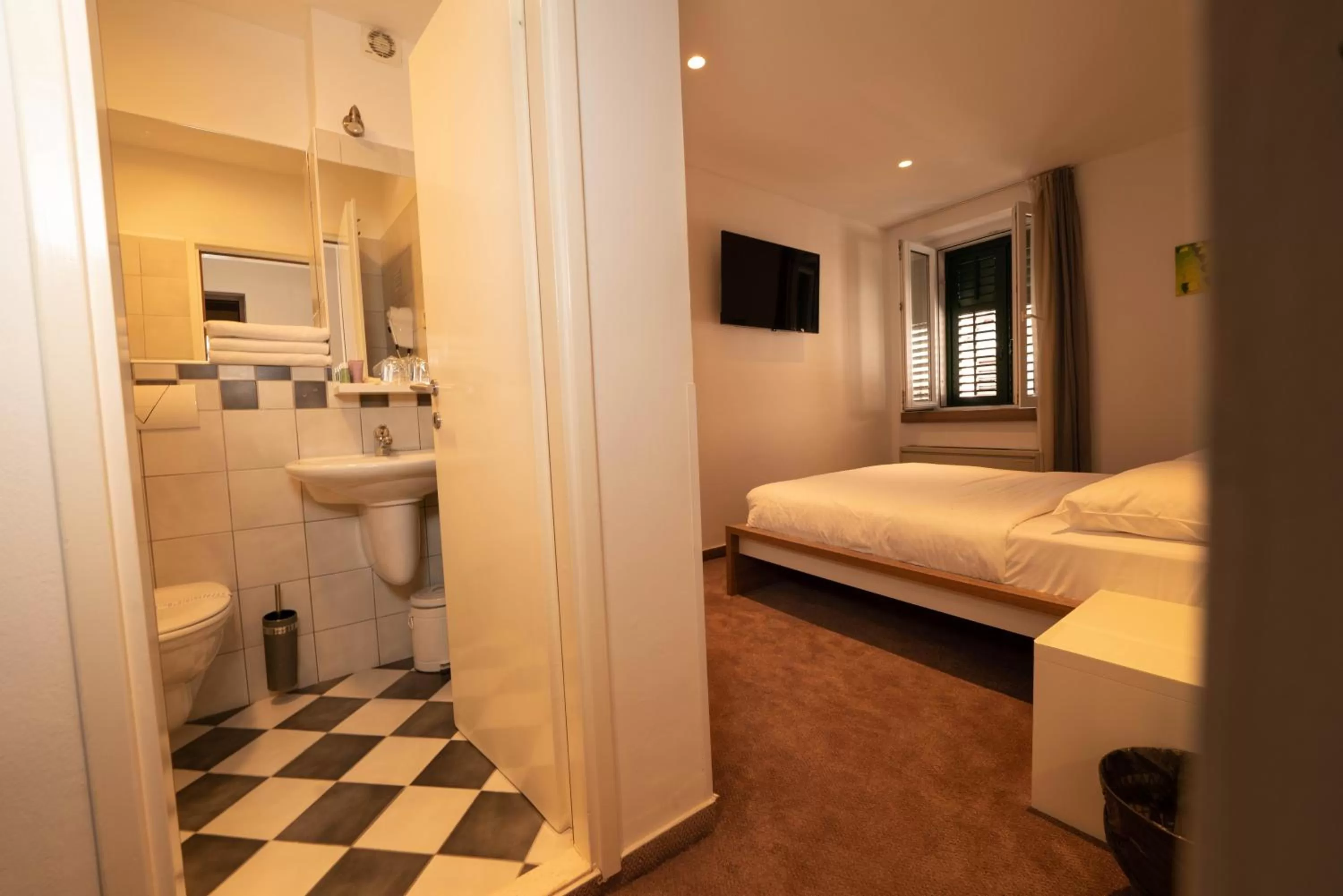 Bathroom, Bed in Slavija Culture Heritage Hotel