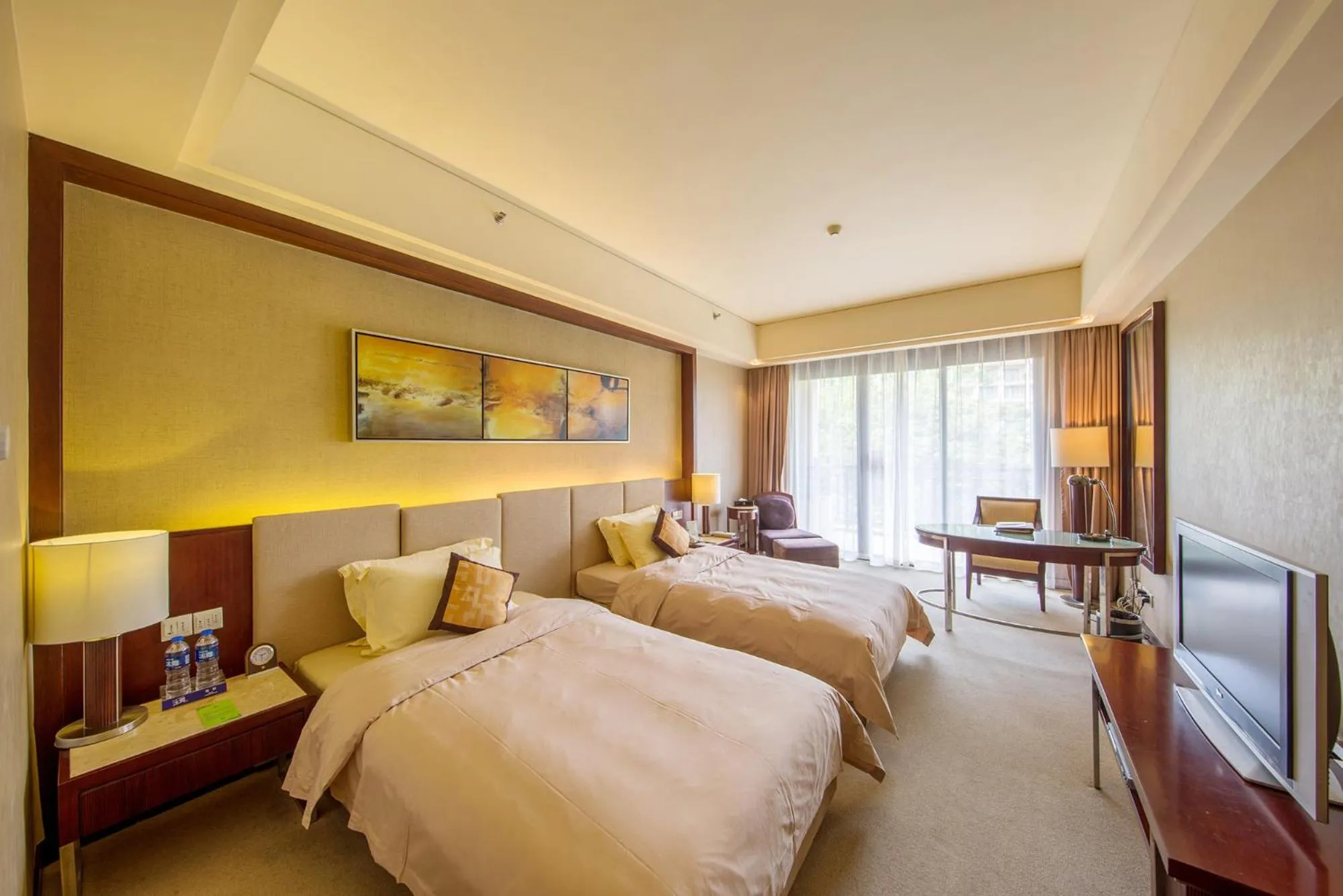 Photo of the whole room, Bed in Dongguan Richwood Garden Hotel