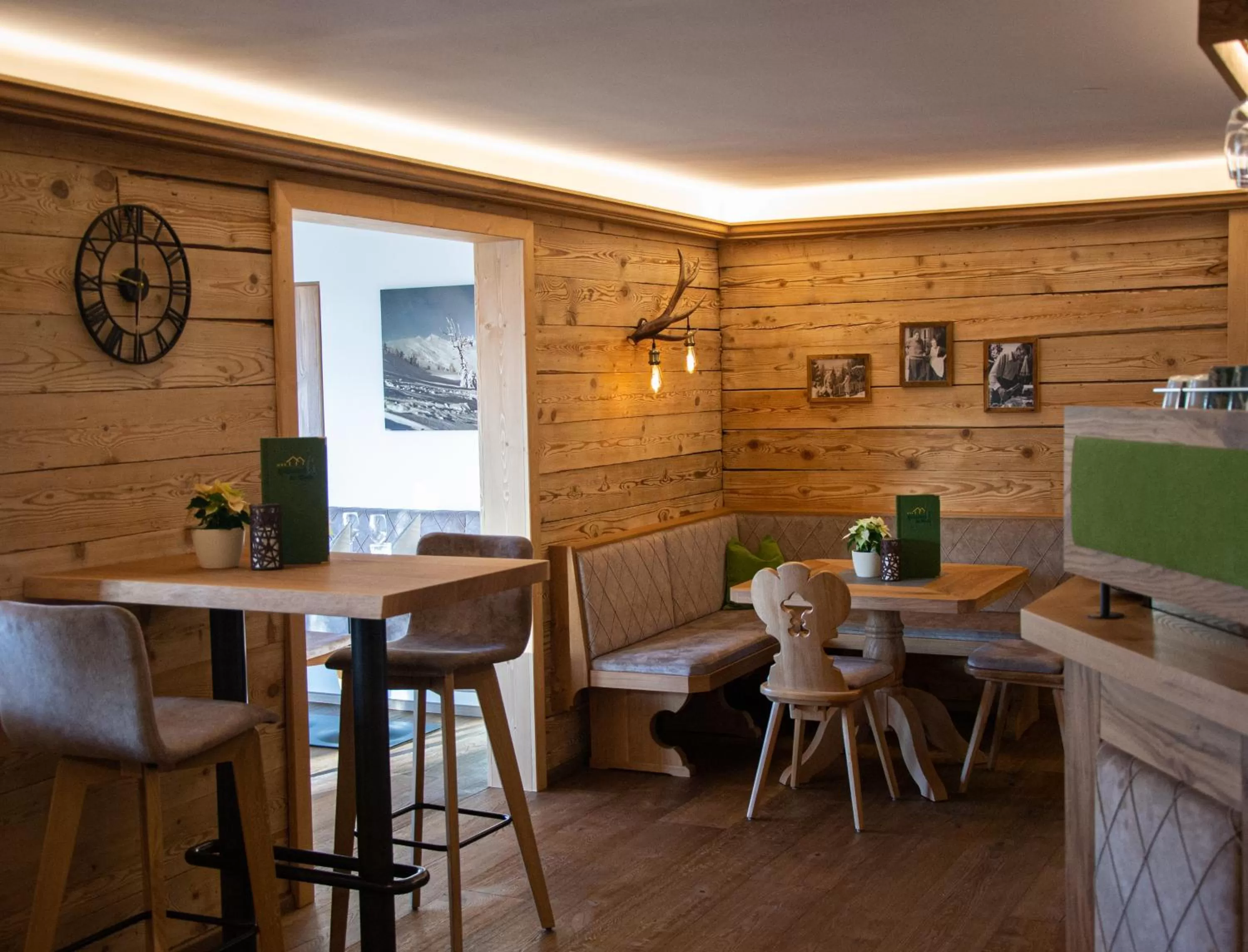 Lounge or bar in Hotel Häuserl im Wald