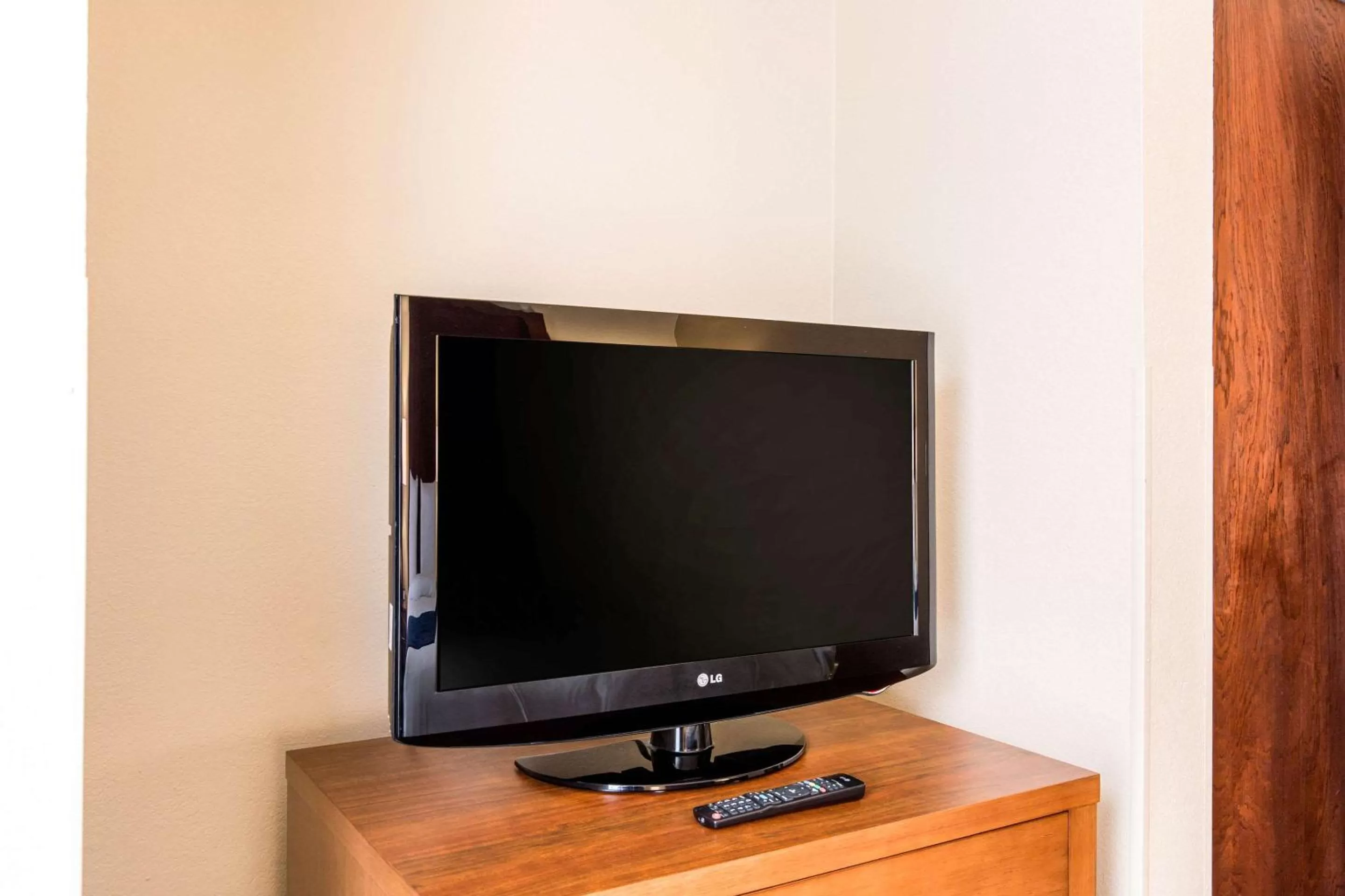 Bedroom, TV/Entertainment Center in Comfort Inn & Suites IAH Bush Airport – East