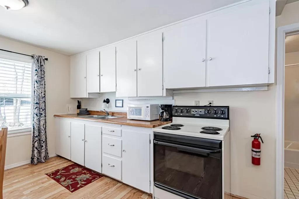 Kitchen or kitchenette, Kitchen/Kitchenette in Suites of Lava Hot Springs