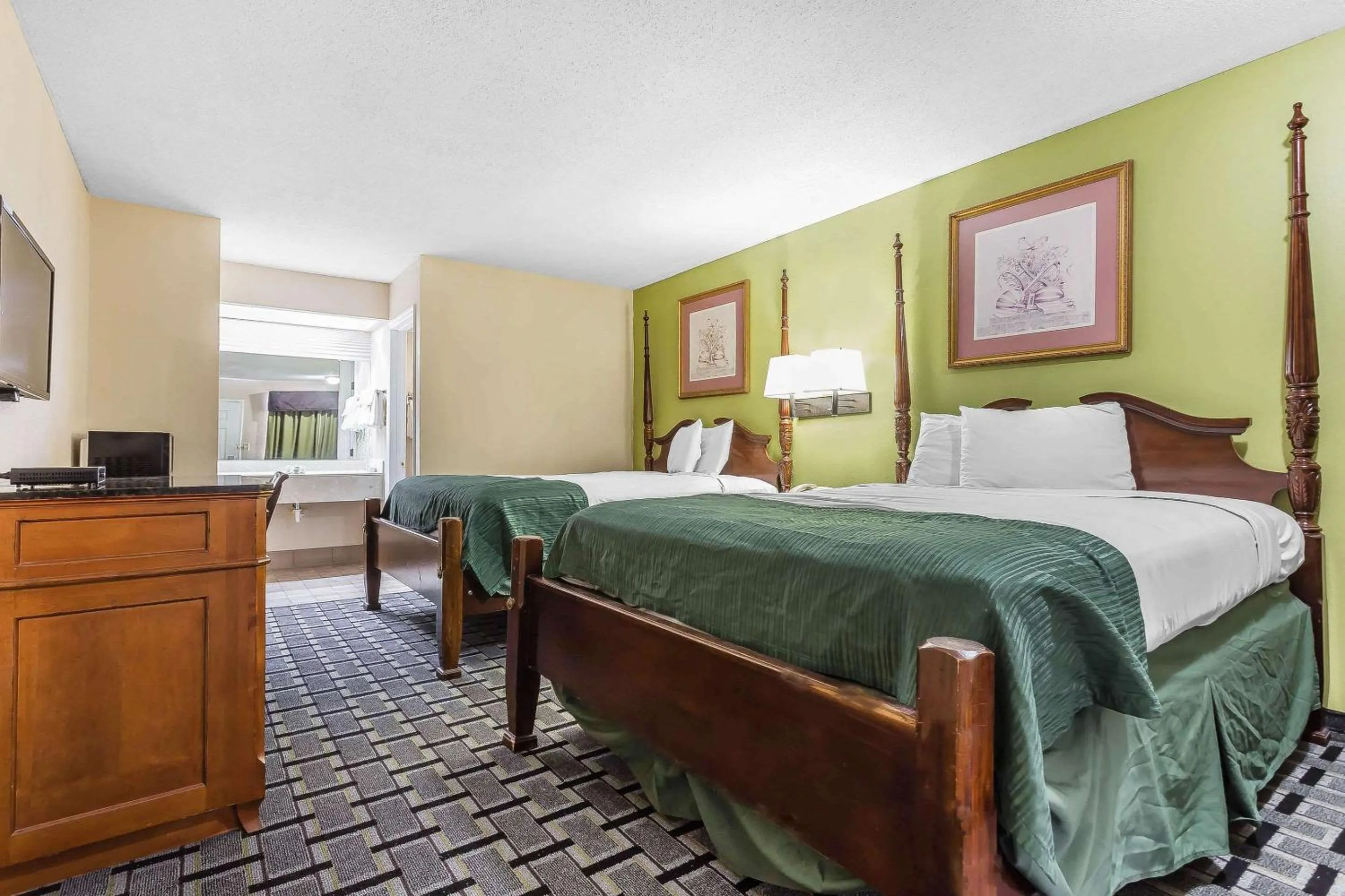 Photo of the whole room, Bed in Rodeway Inn Augusta South