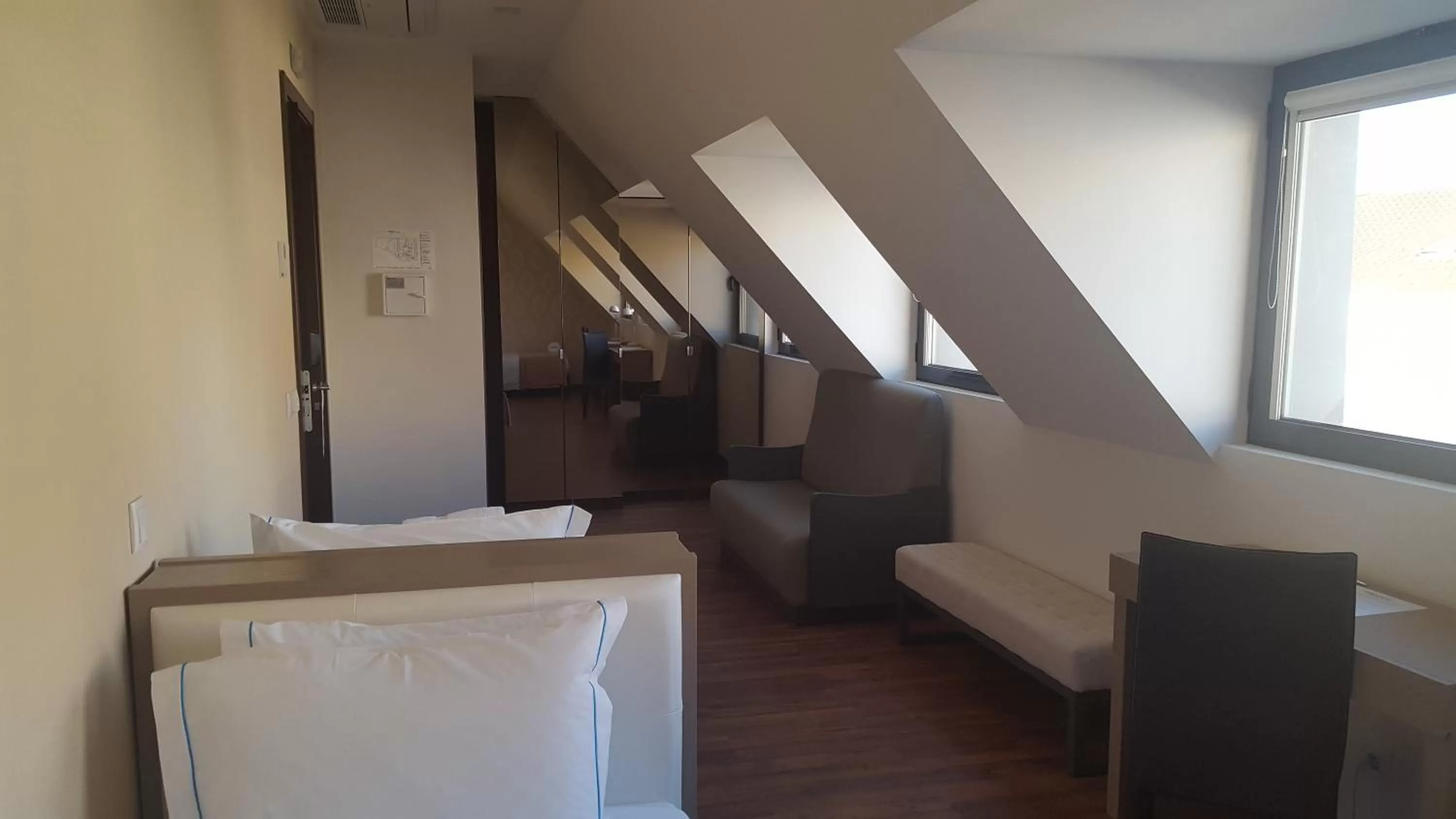 Seating area, Bed in Fenicius Charme Hotel