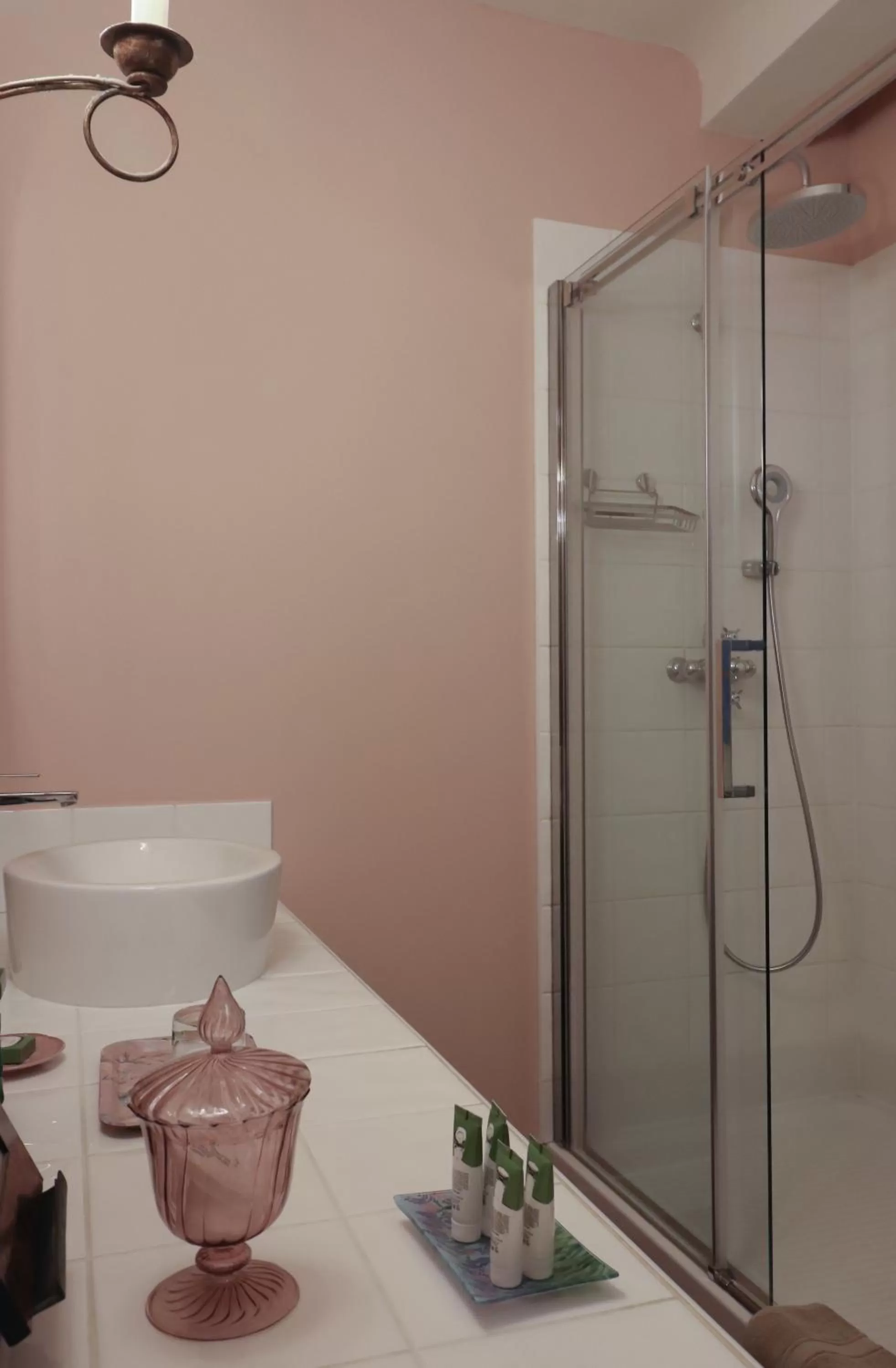 Shower in La Maison du Frene