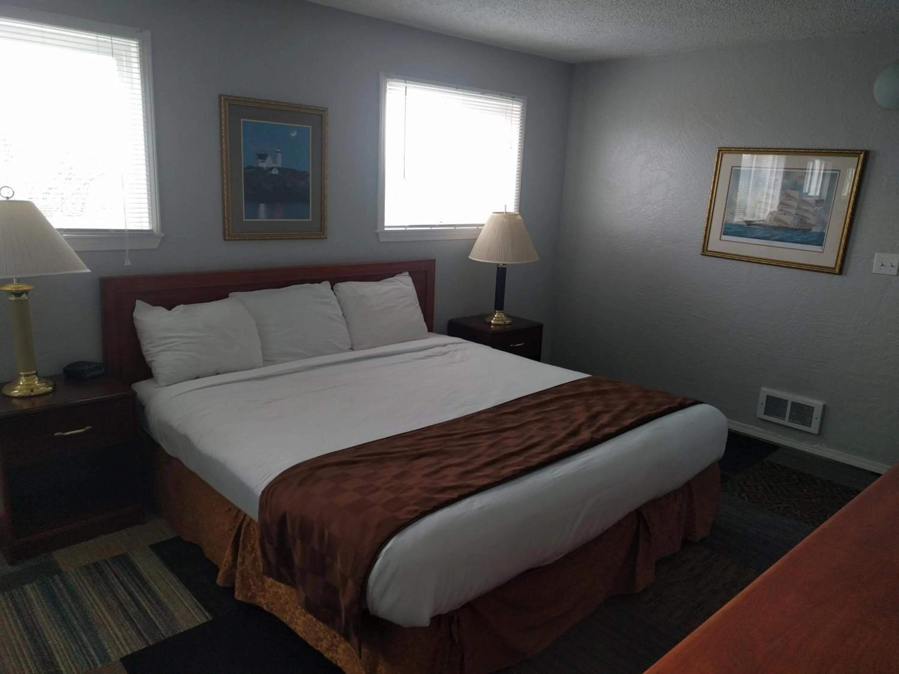 Bed in Ocean Shores Inn & Suites