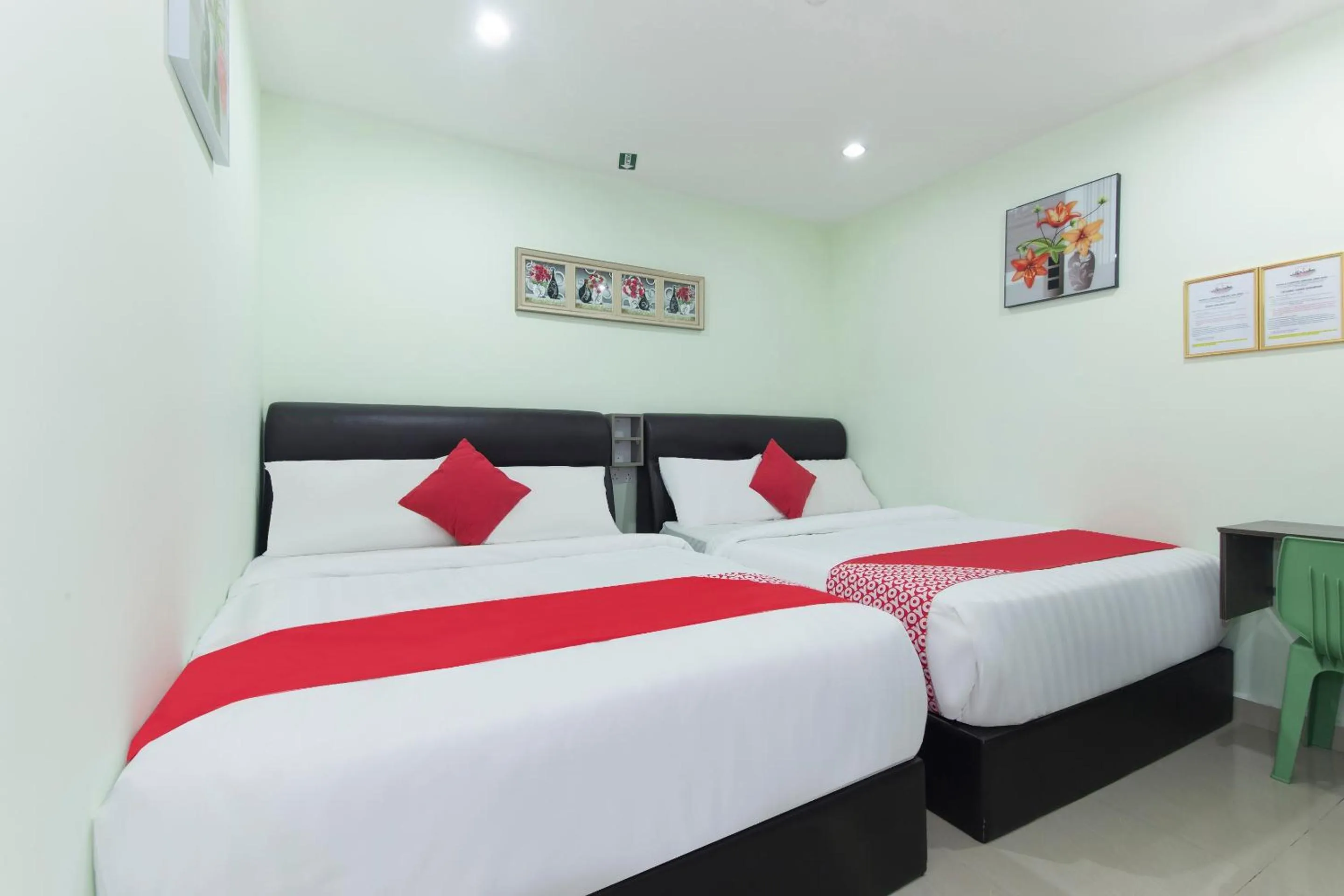 Bedroom, Bed in OYO 444 KL Empire Hotel