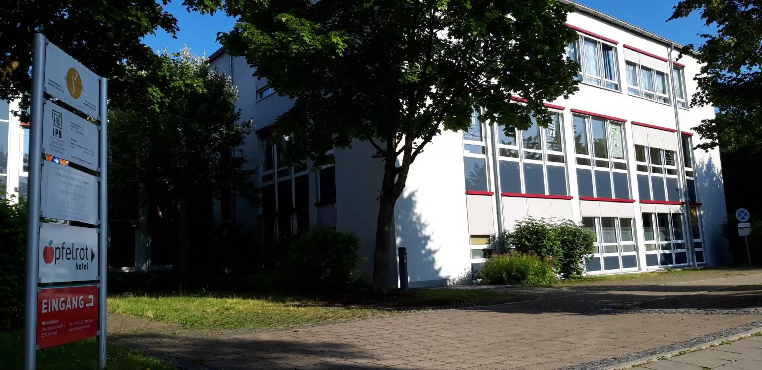 Property building in Hotel-Etage Apfelrot