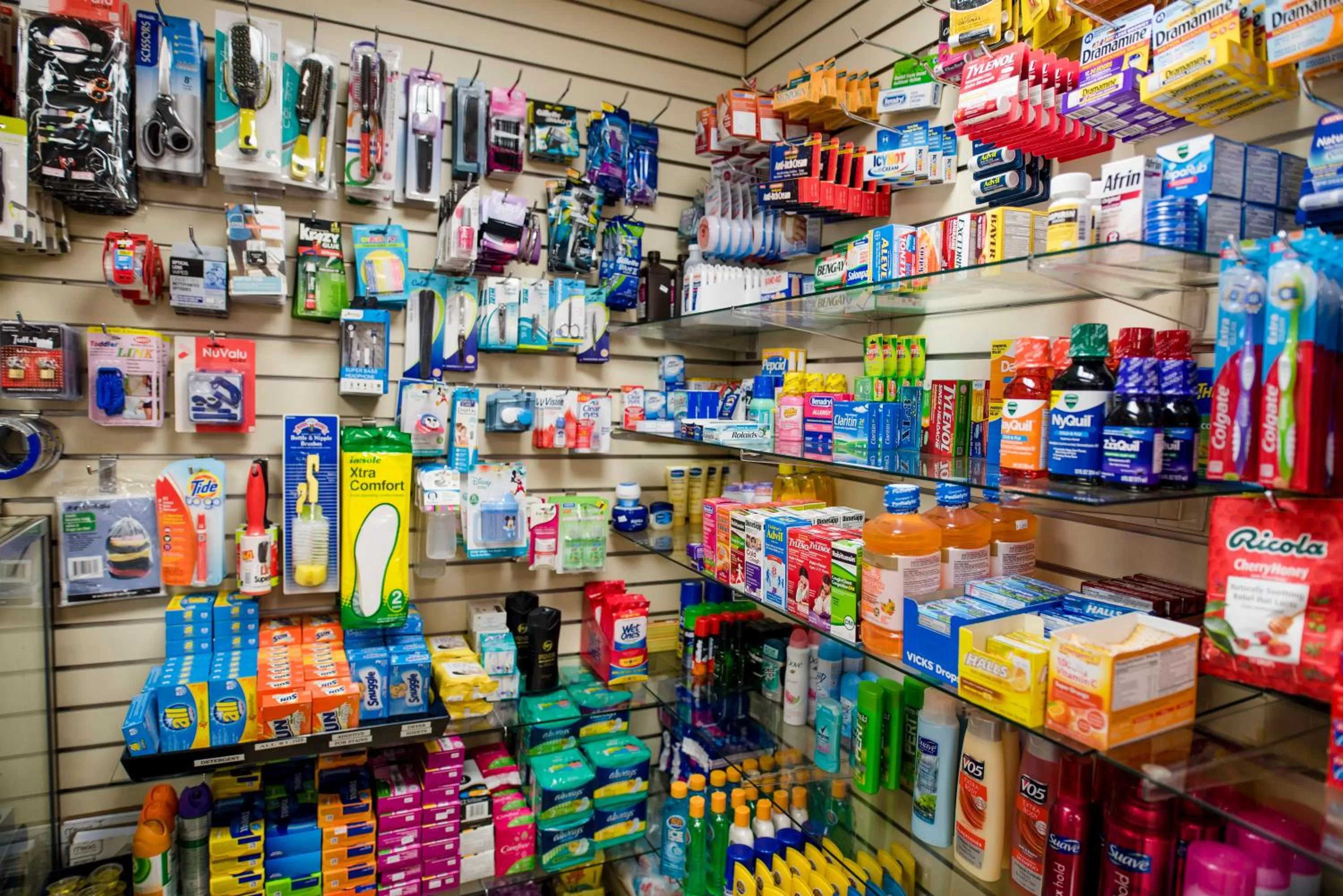 On-site shops in Howard Johnson by Wyndham Anaheim Hotel & Water Playground