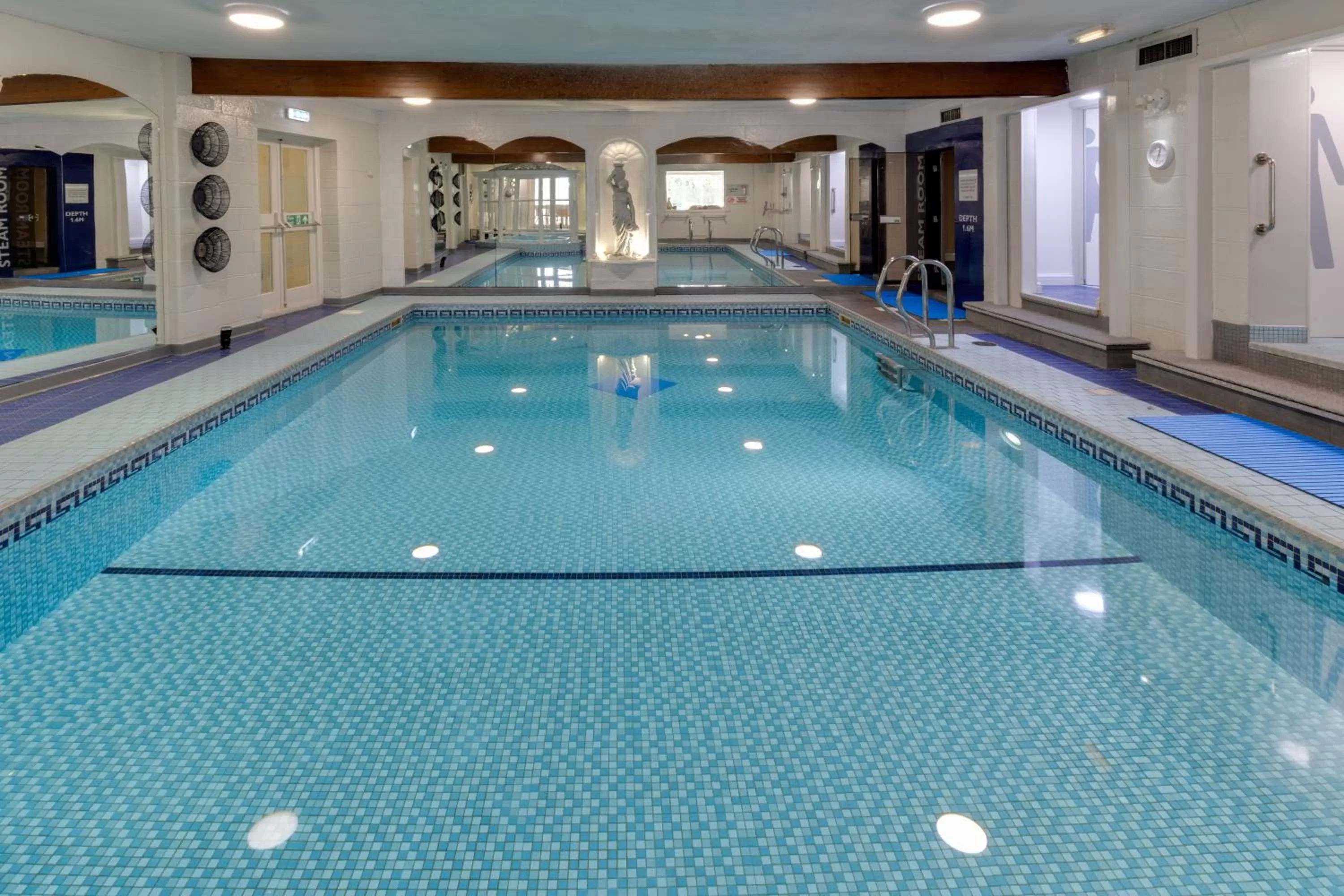 Swimming pool in Park Manor Hotel