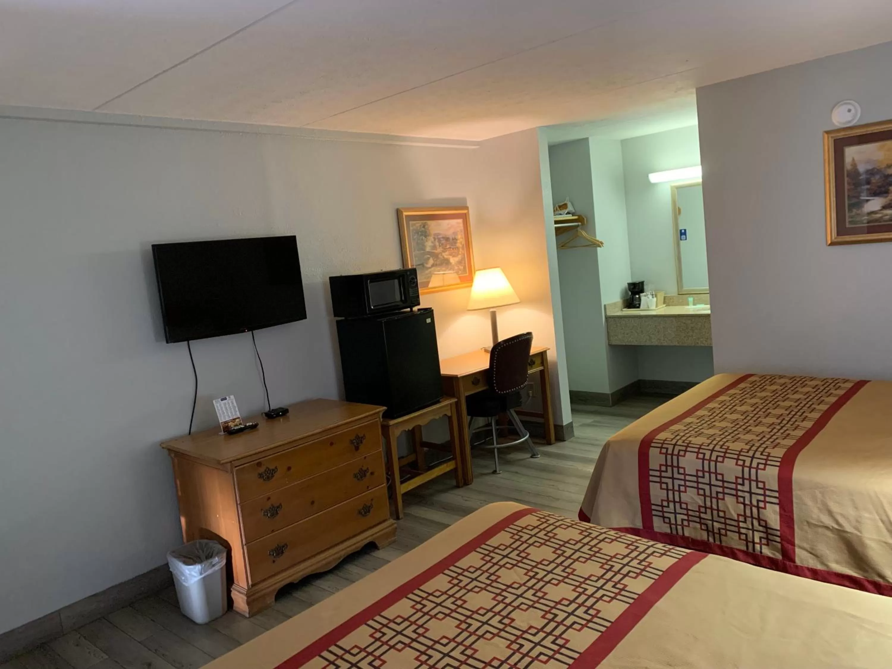 Bedroom, Bed in Pigeon Forge Parkway Inn