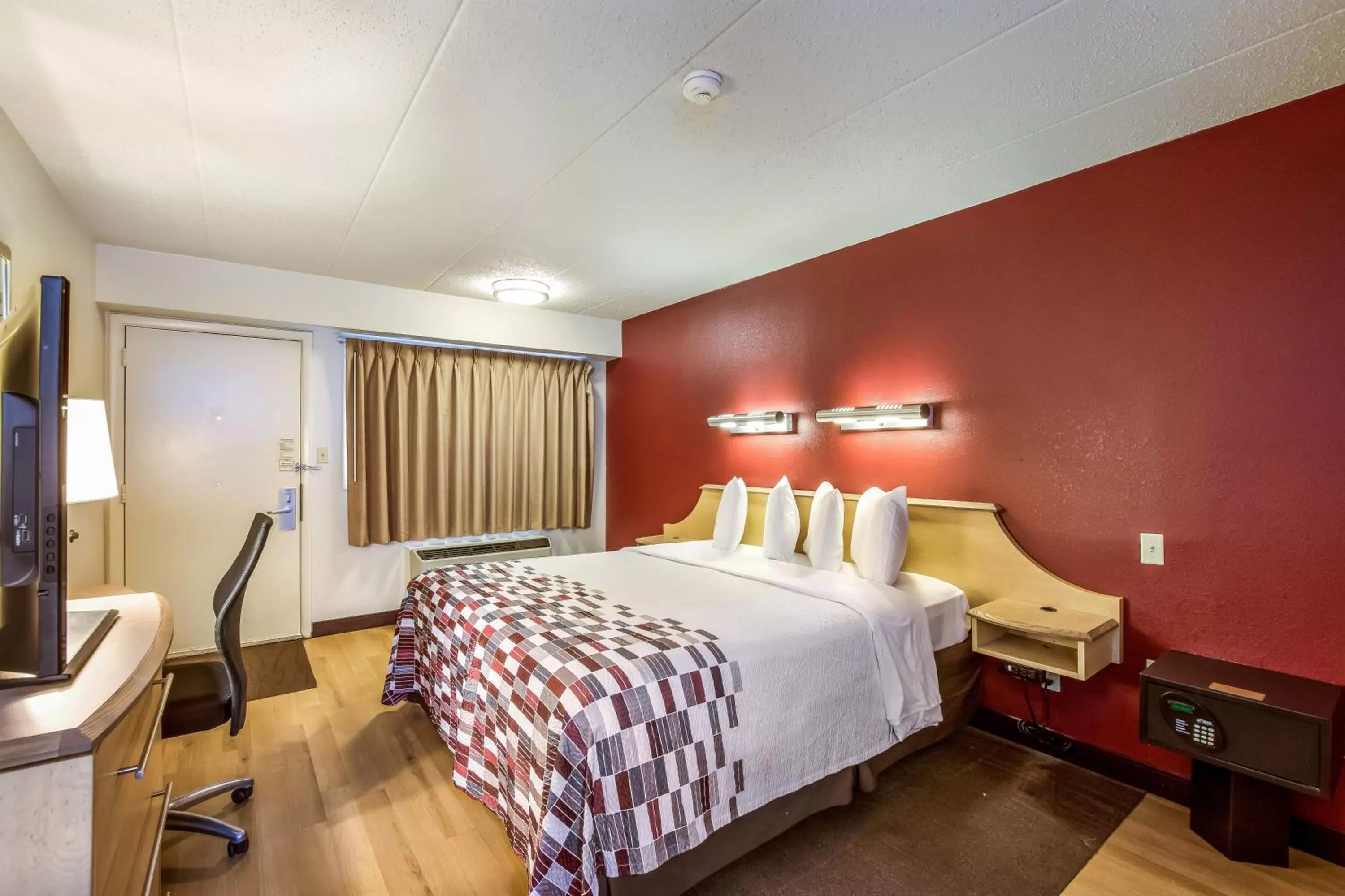 Photo of the whole room, Bed in Red Roof Inn Detroit - Plymouth/Canton