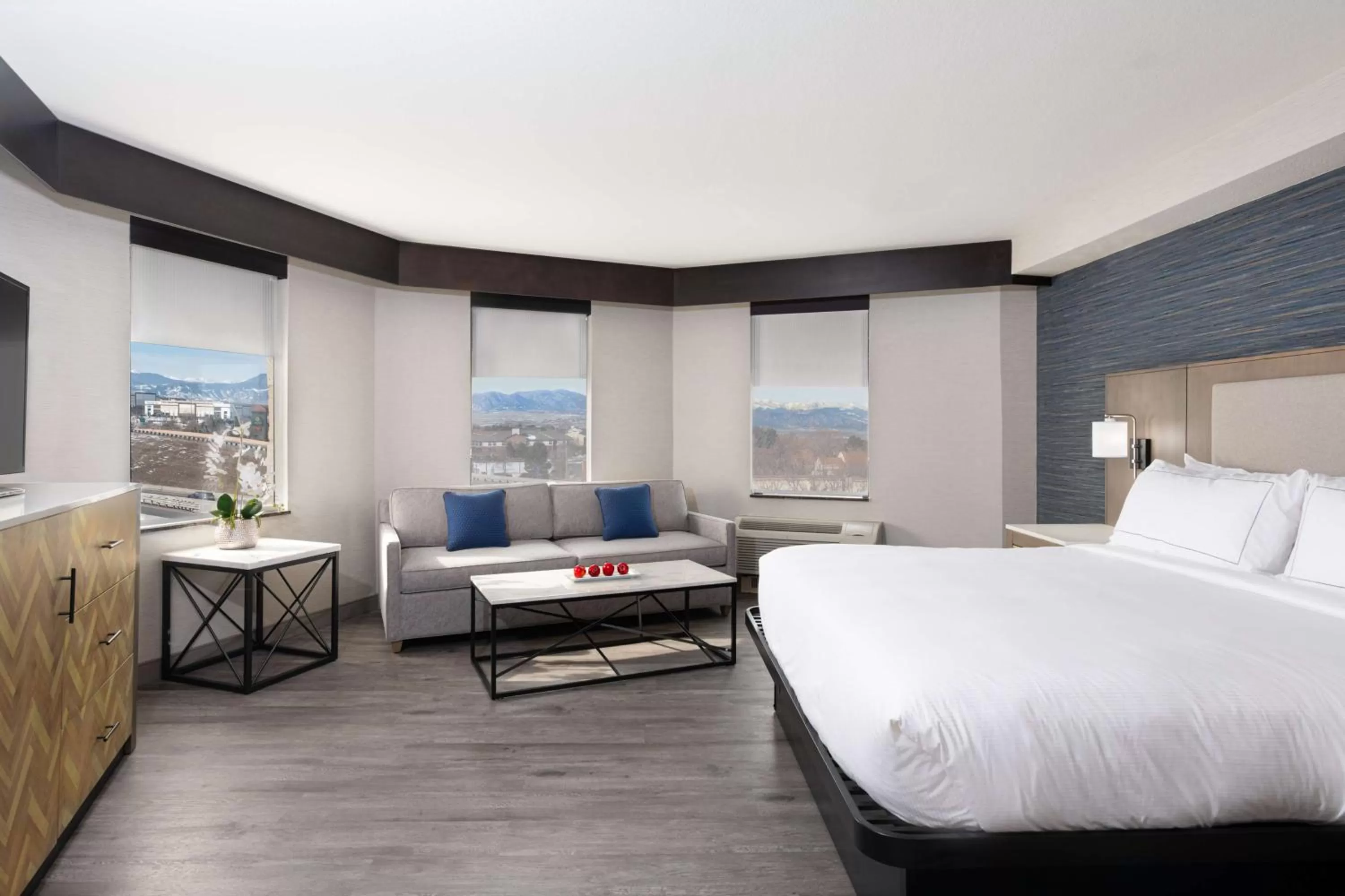 Living room, Bed in DoubleTree by Hilton Hotel Denver - Thornton