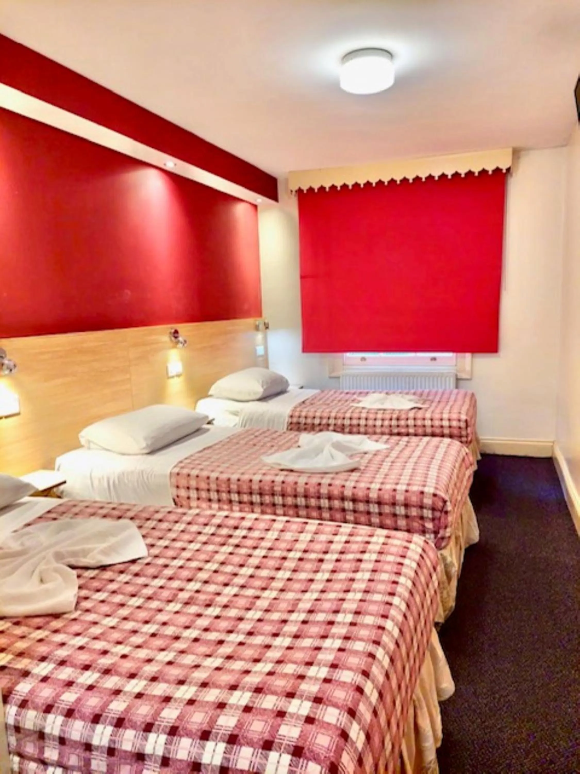 Photo of the whole room, Bed in Carlton Hotel