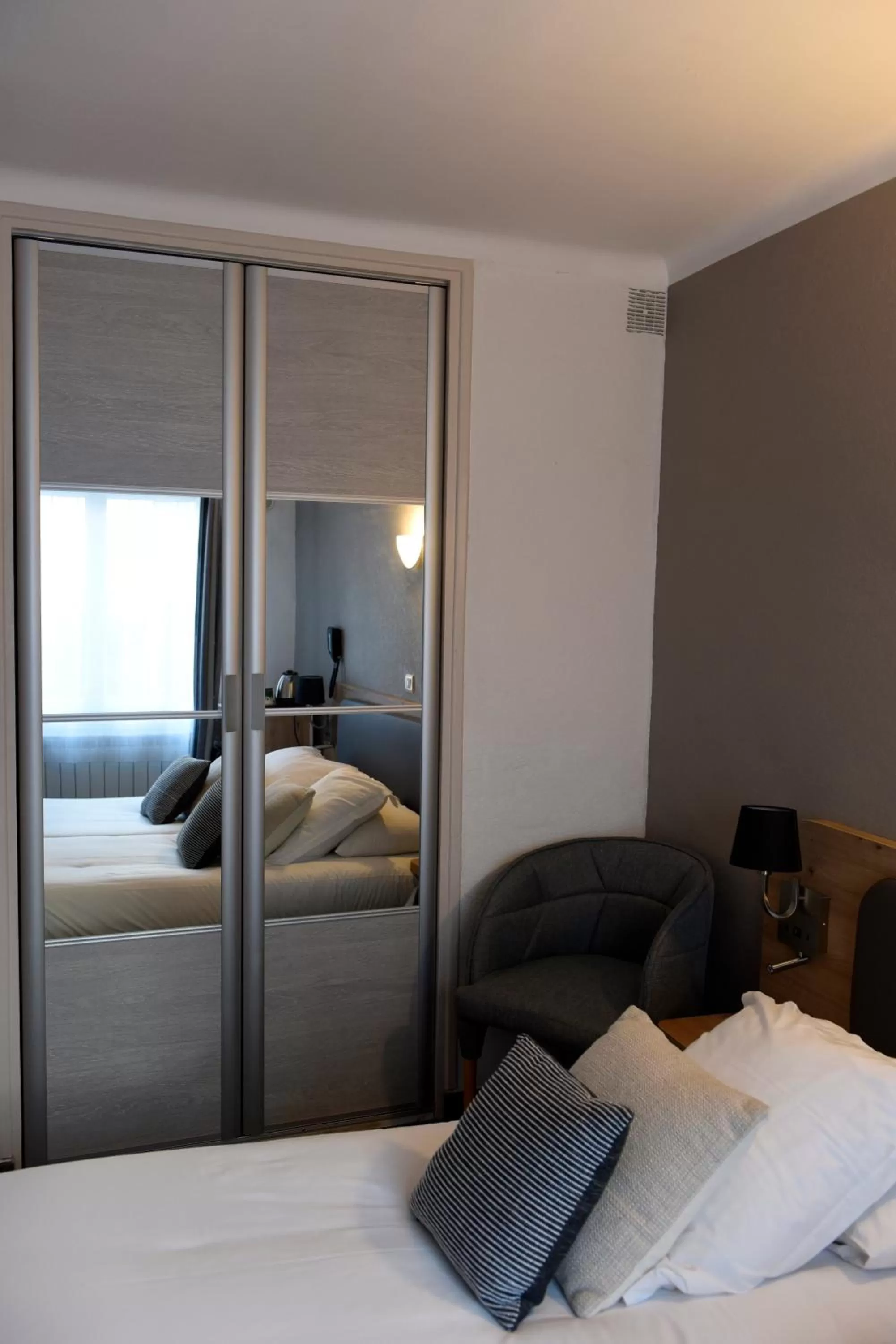 wardrobe in Azur Hôtel