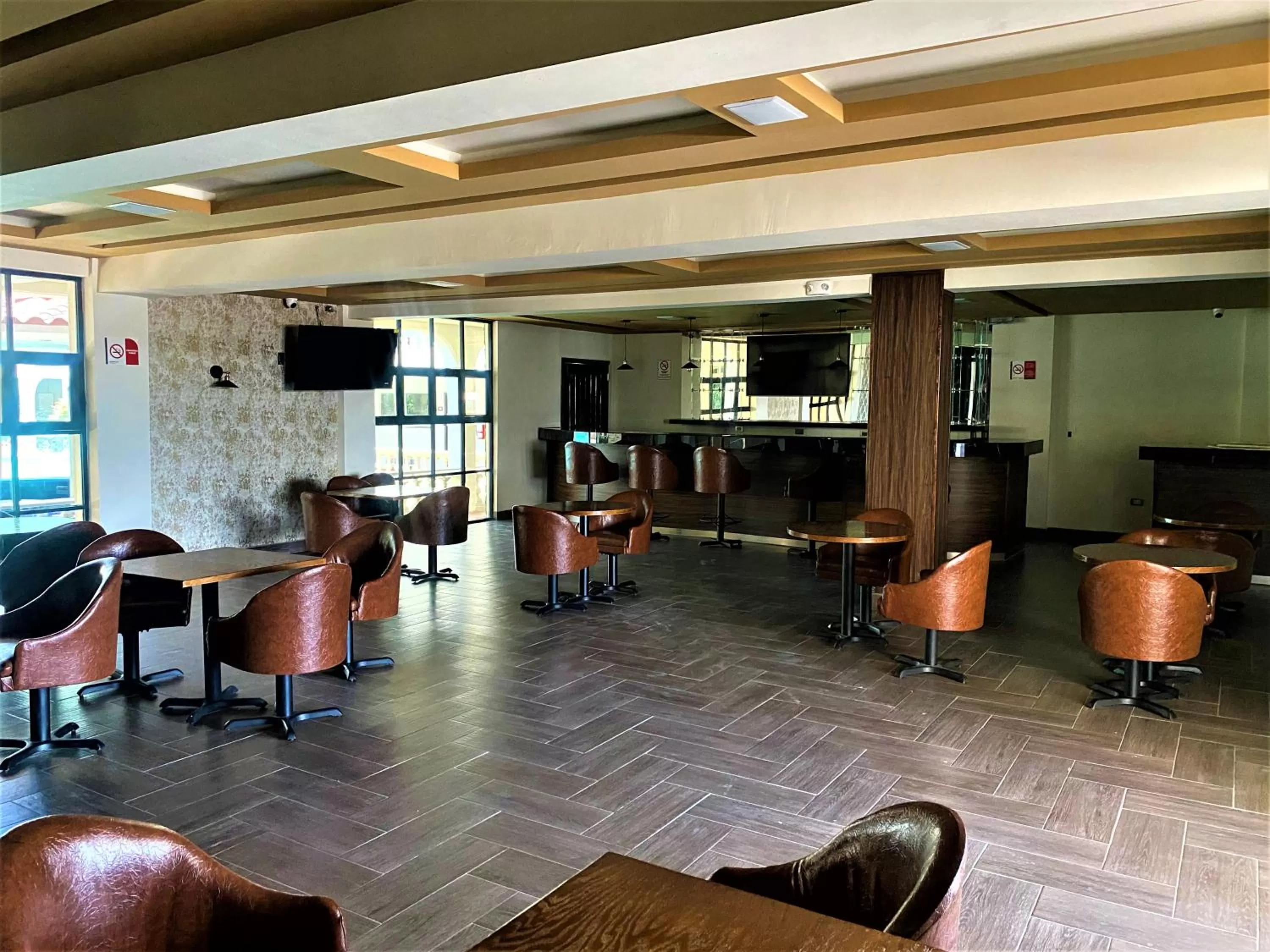 Lounge or bar in KAVIA MEOQUI HOTEL & SUITES