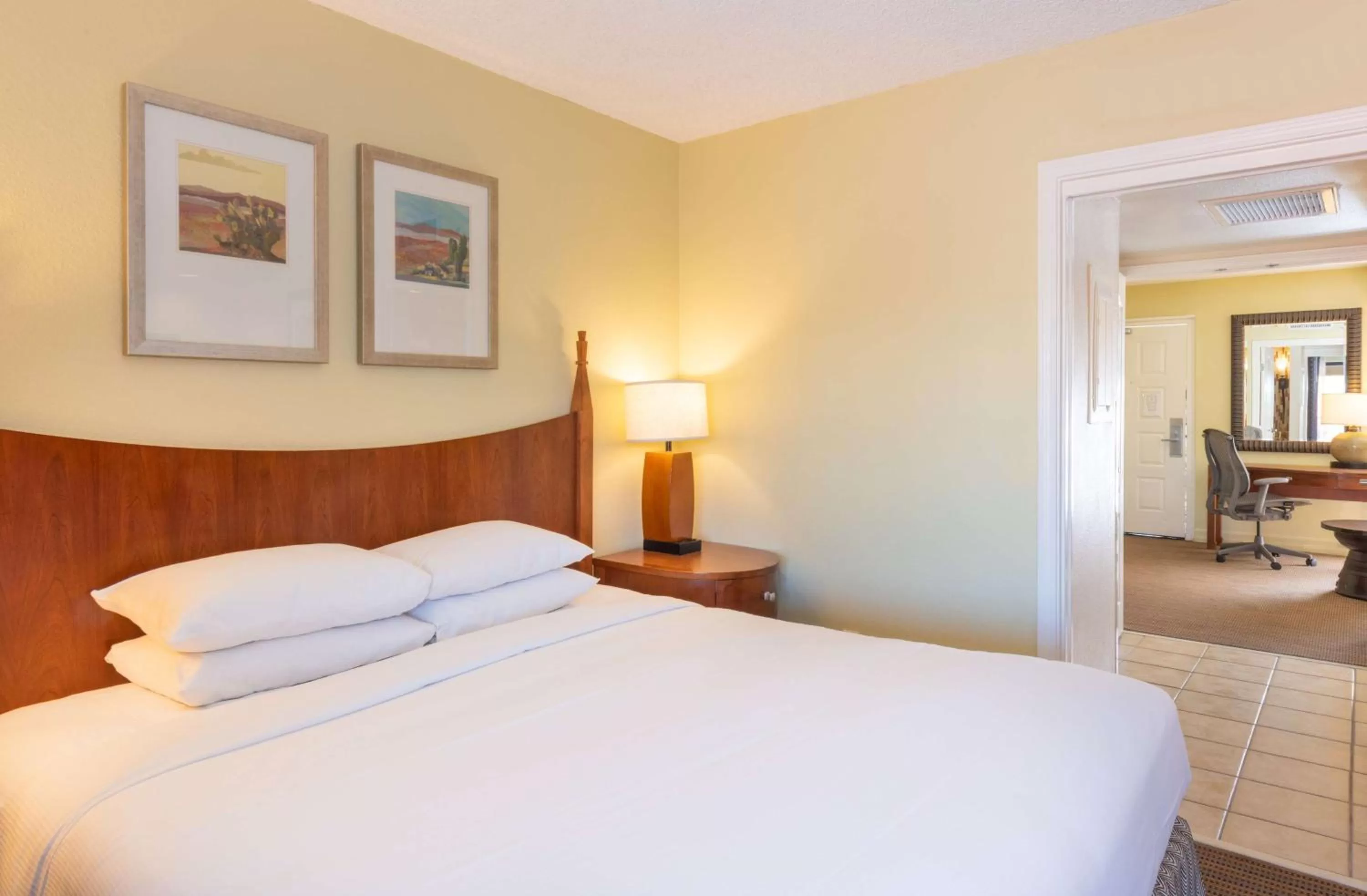 Bed in Hilton Phoenix Resort at the Peak