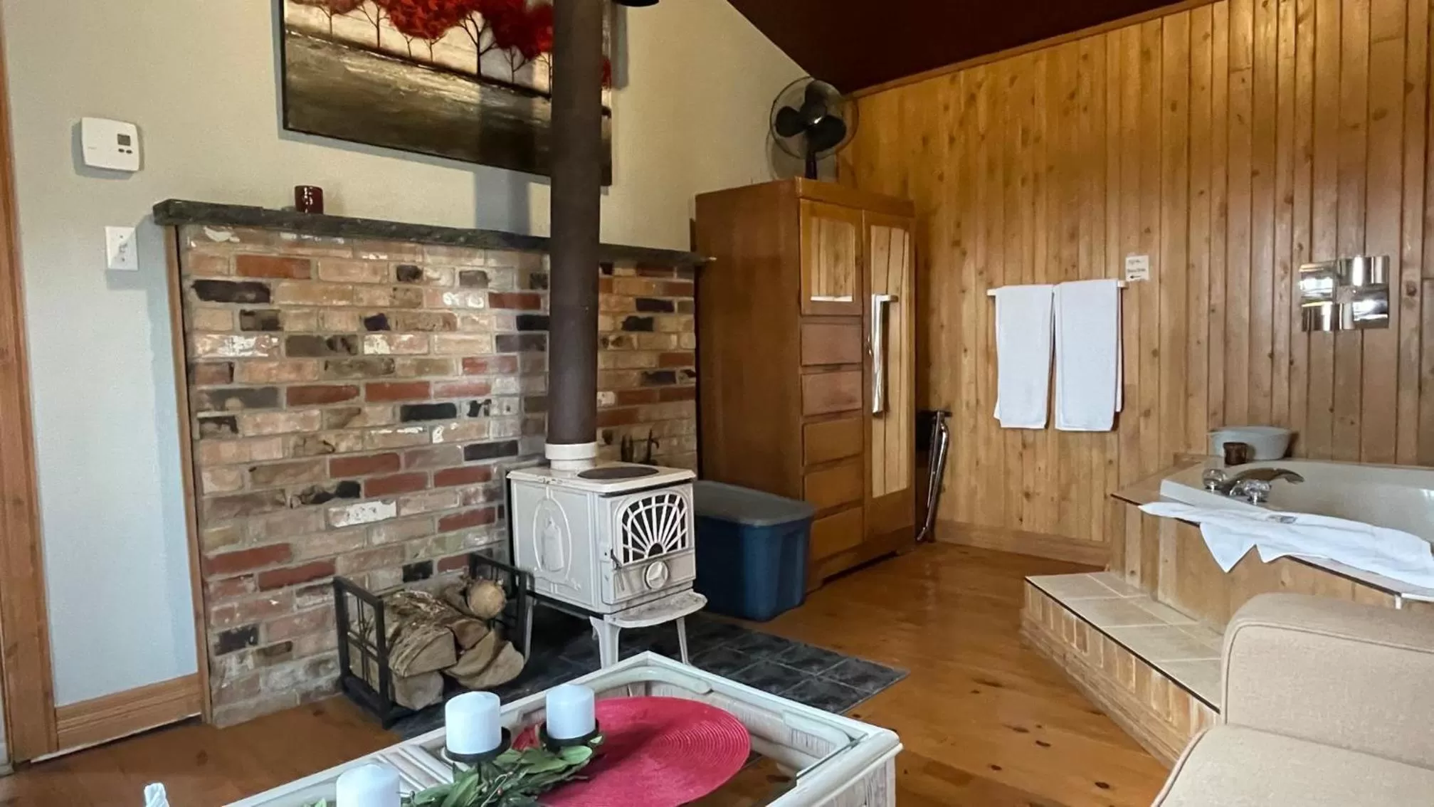 TV/Entertainment Center in Auberge et Chalets sur le Lac