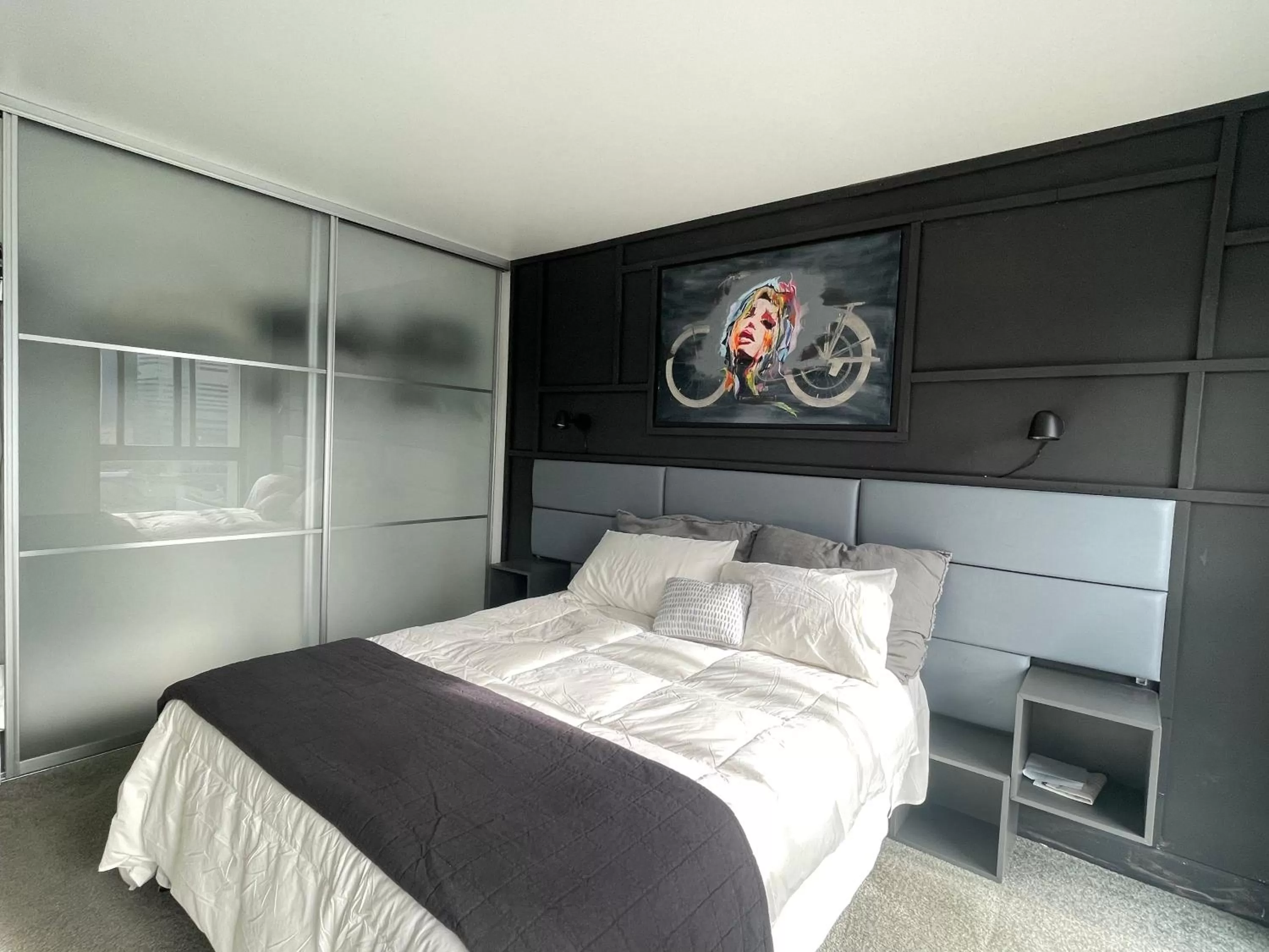 Bed in Amazing DTLA View 1bd Full Kitchen Free Private Parking.