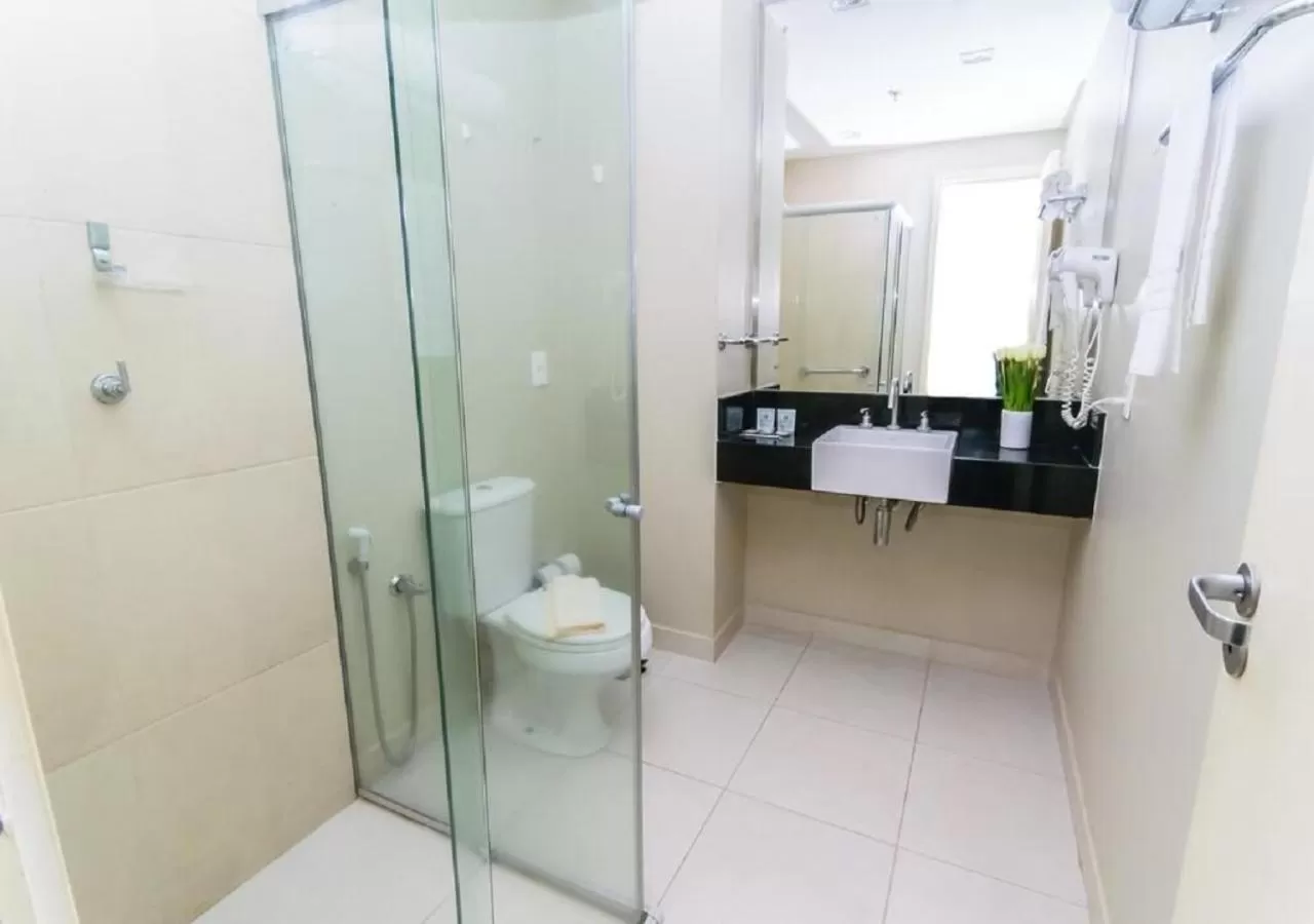 Bathroom in Hotel Nacional Inn Porto Alegre - by Nacional Inn - Próximo à Arena do Grêmio, Parque Harmonia e Réveillon na Orla do Guaíba