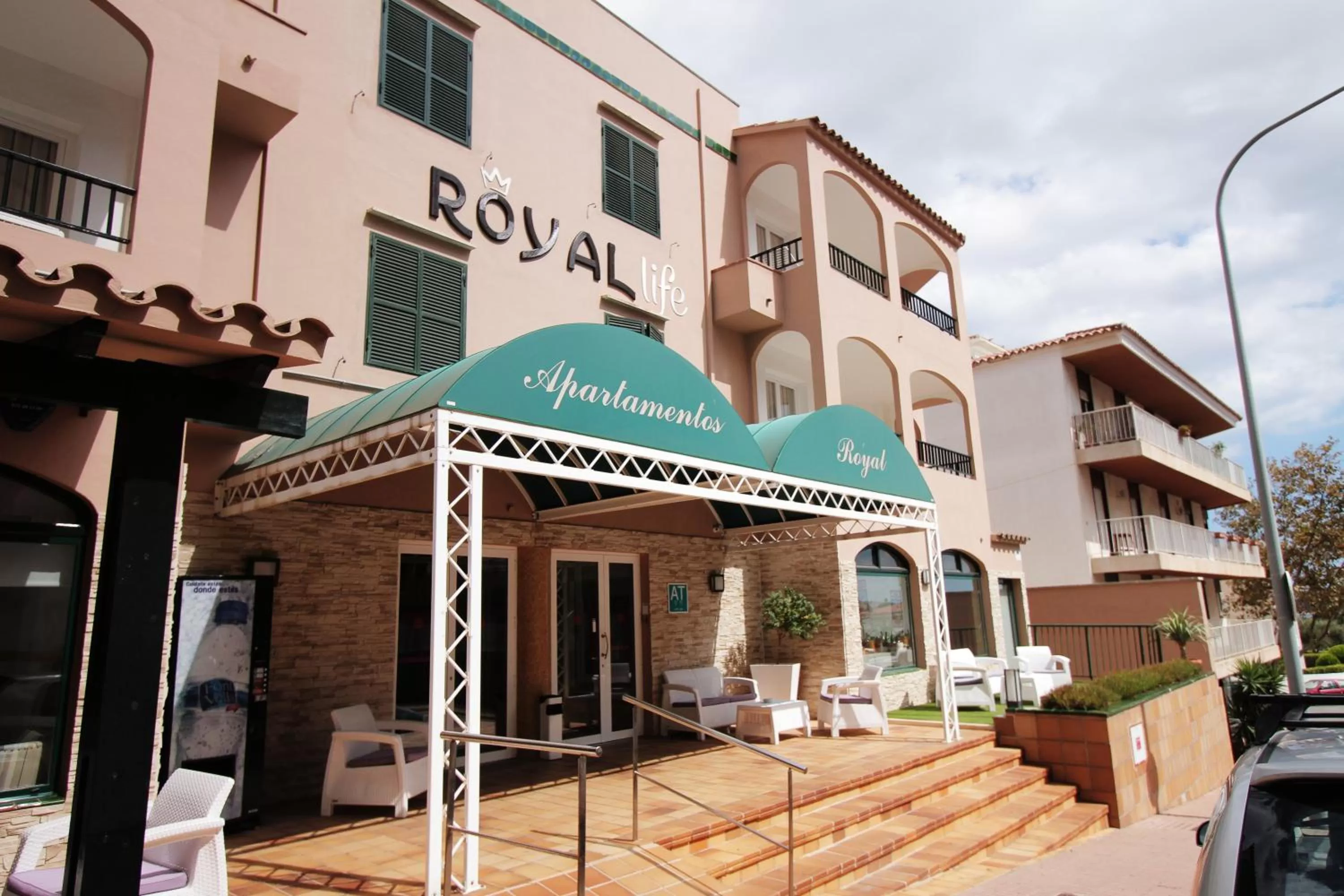 Facade/entrance in Apartamentos Royal Life