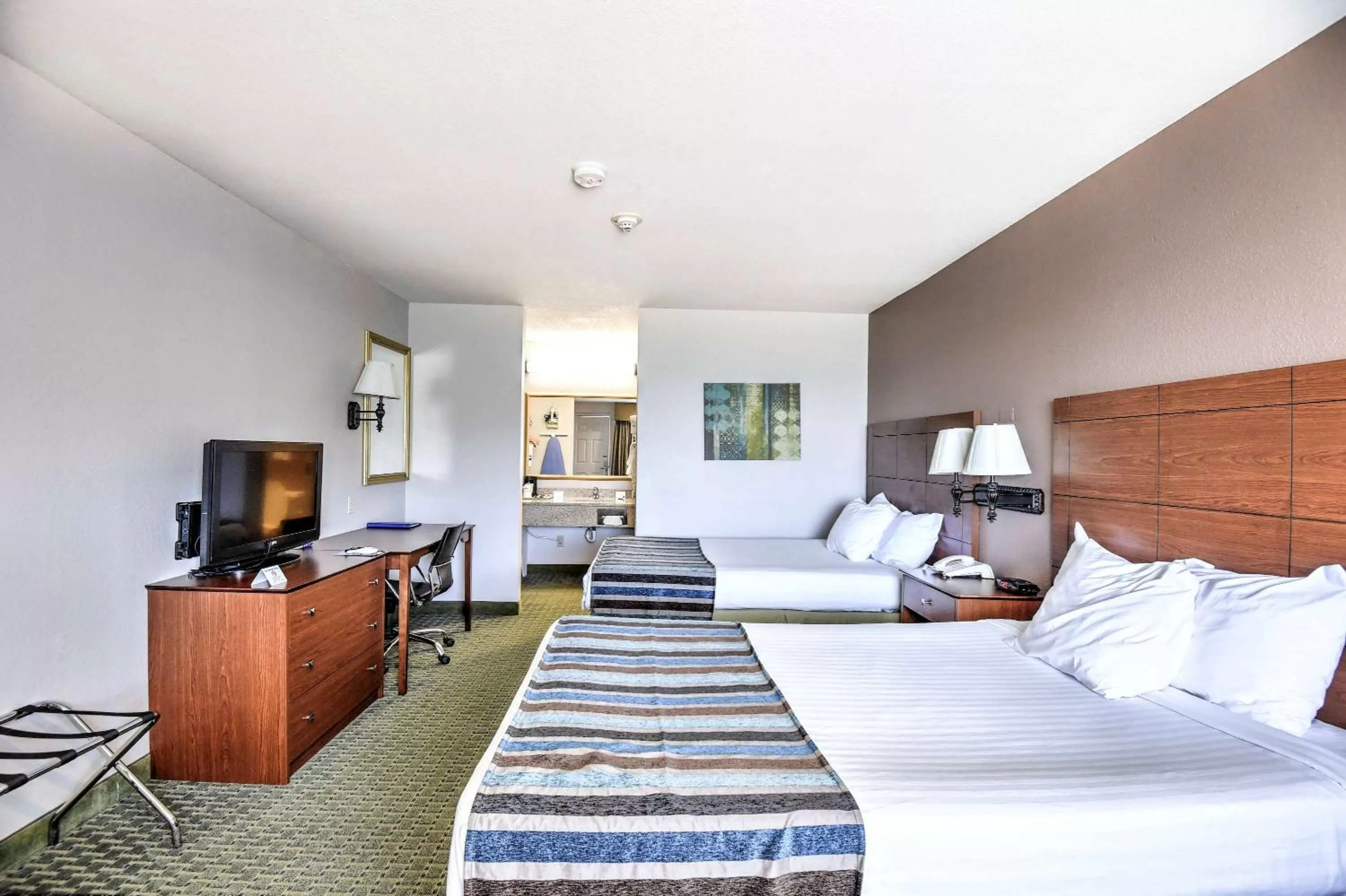 Photo of the whole room, Bed in SureStay Hotel by Best Western Ottawa