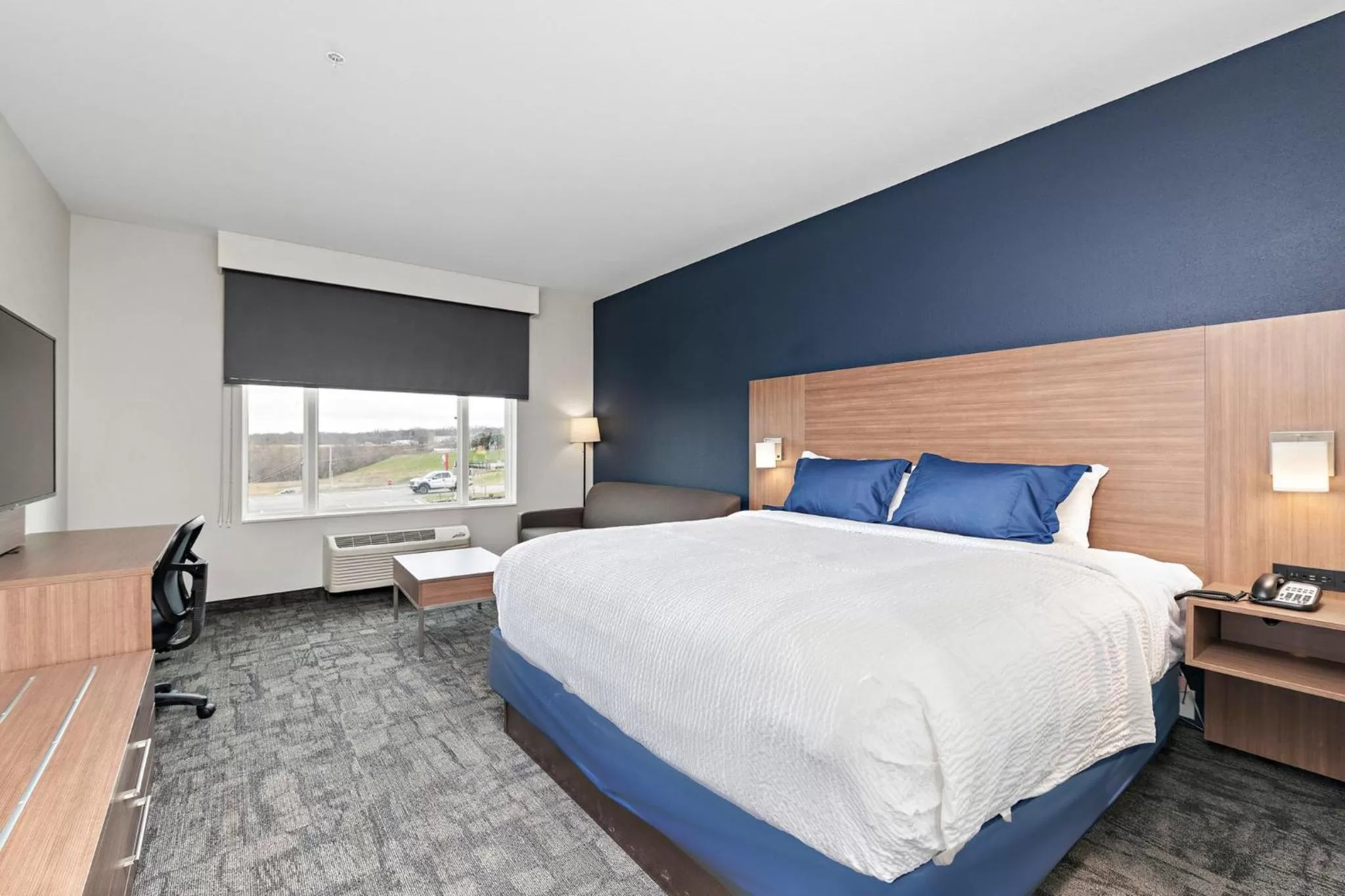 Photo of the whole room, Bed in Holiday Inn Express Kansas City North Parkville by IHG