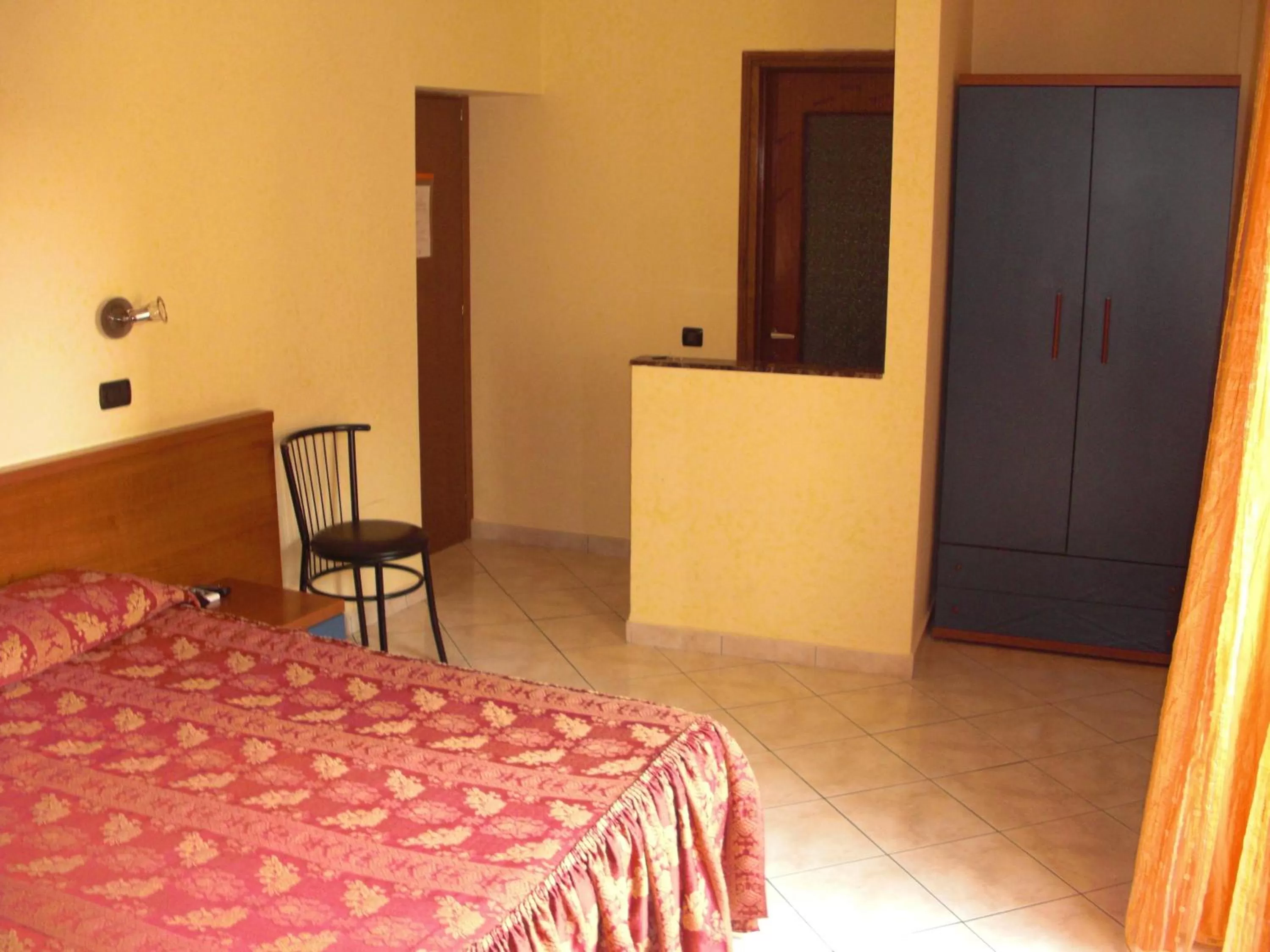 TV and multimedia, Bed in Hotel Legnano