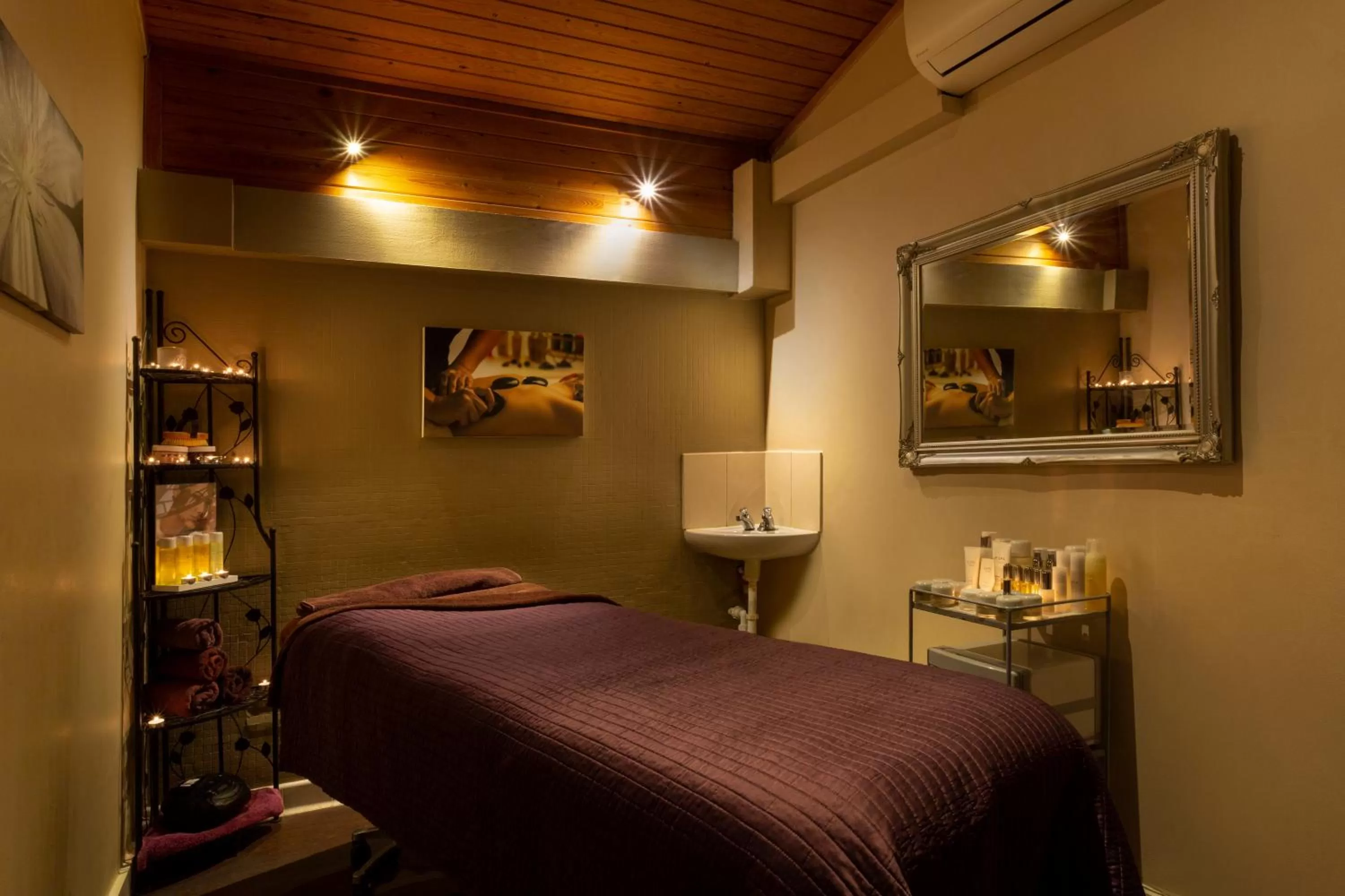 Massage, Bed in Bridgewood Manor Hotel & Spa