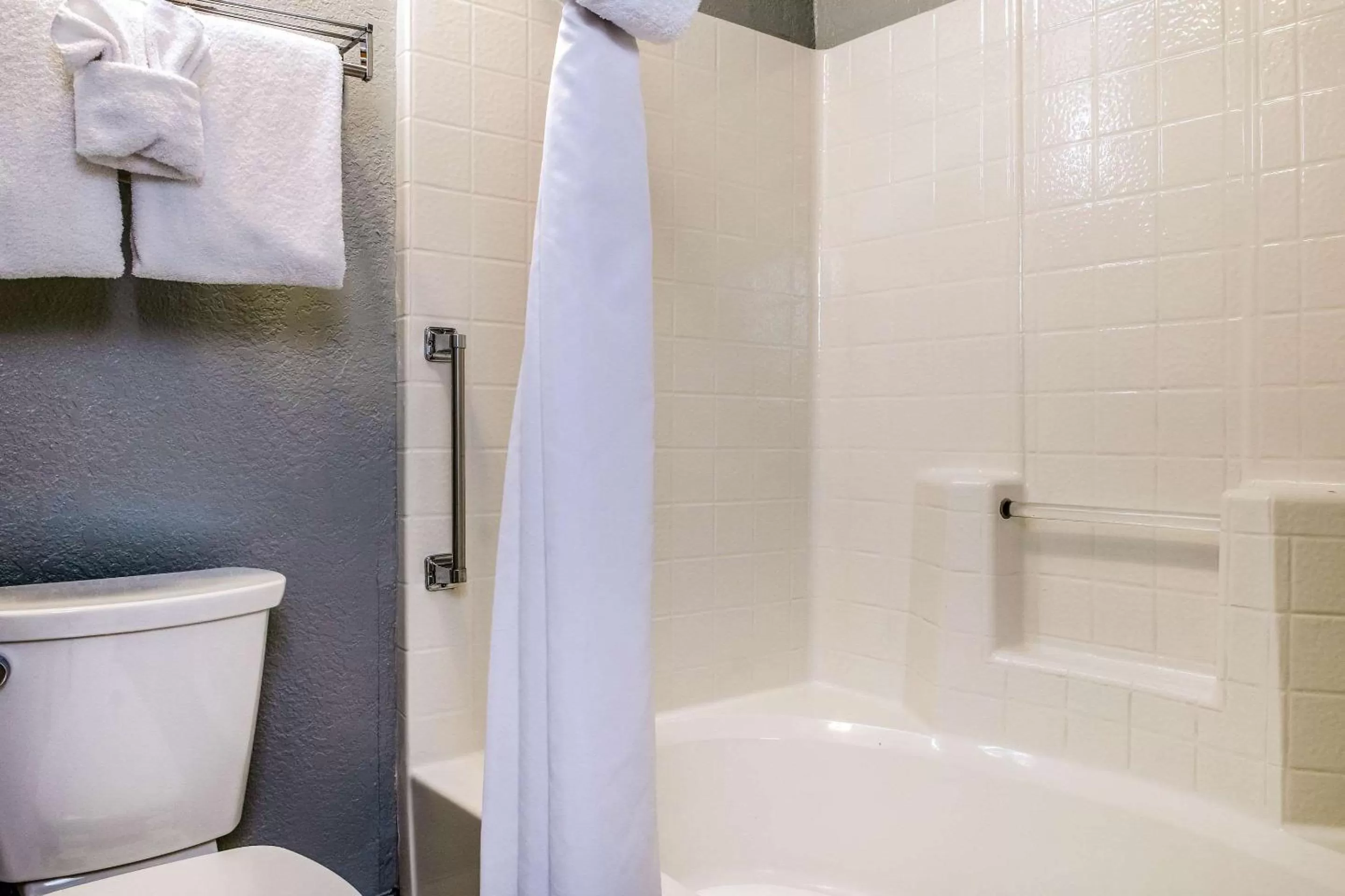 King Suite - Non-Smoking in Clarion Hotel By Humboldt Bay